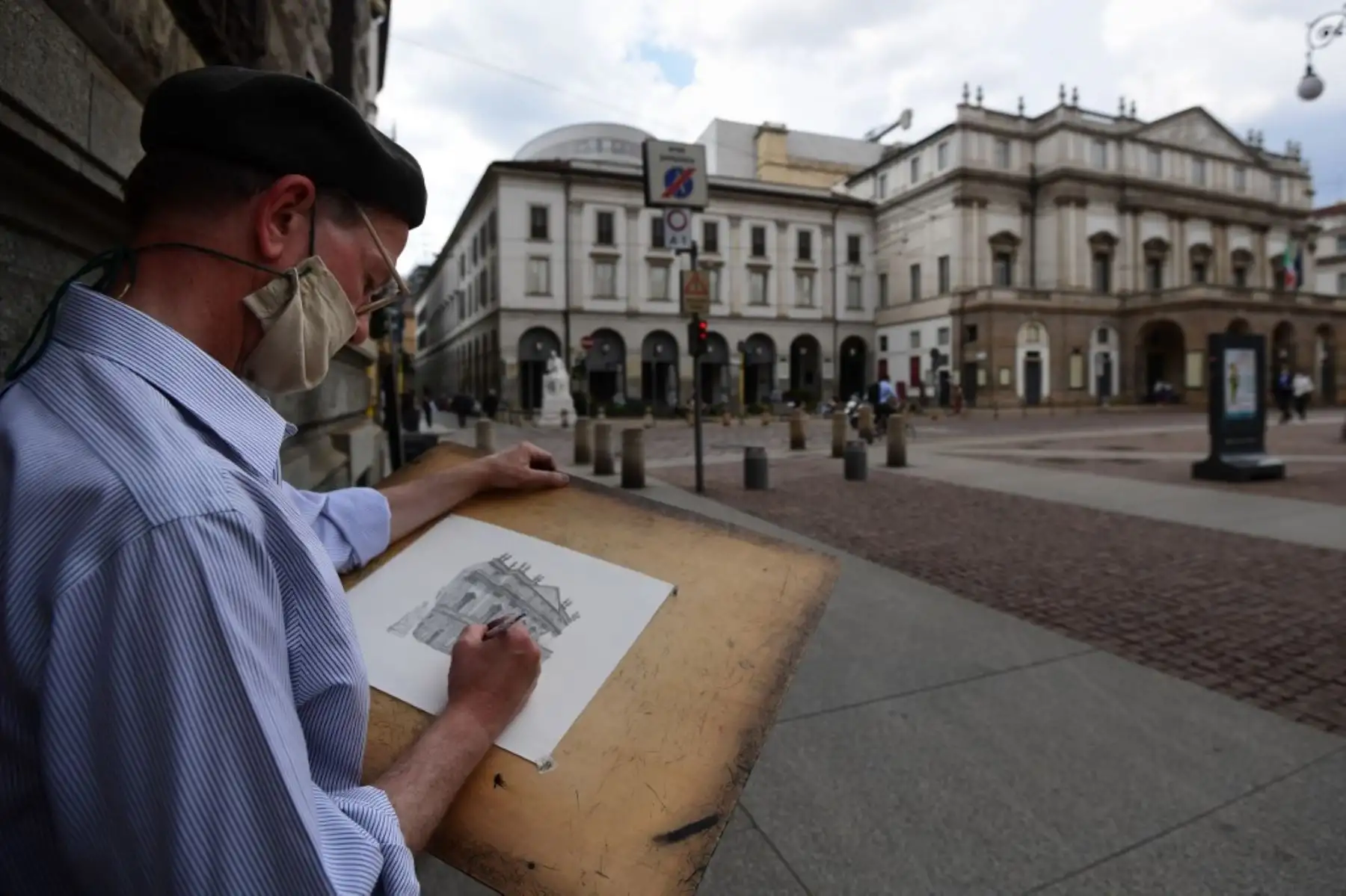 El pintor italiano Giovanni Franzi dibuja el edificio del Teatro de La Scala en el centro de Milán, Francia. Foto:  AFP