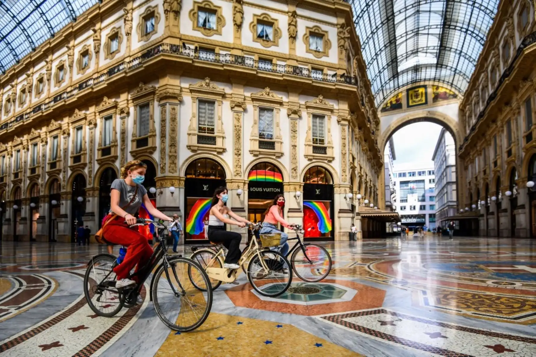 Un grupo de mujeres viajan en bicicleta por el centro comercial Galería Vittorio Emanuele II, en el centro de Milán, Italia. Foto: AFP