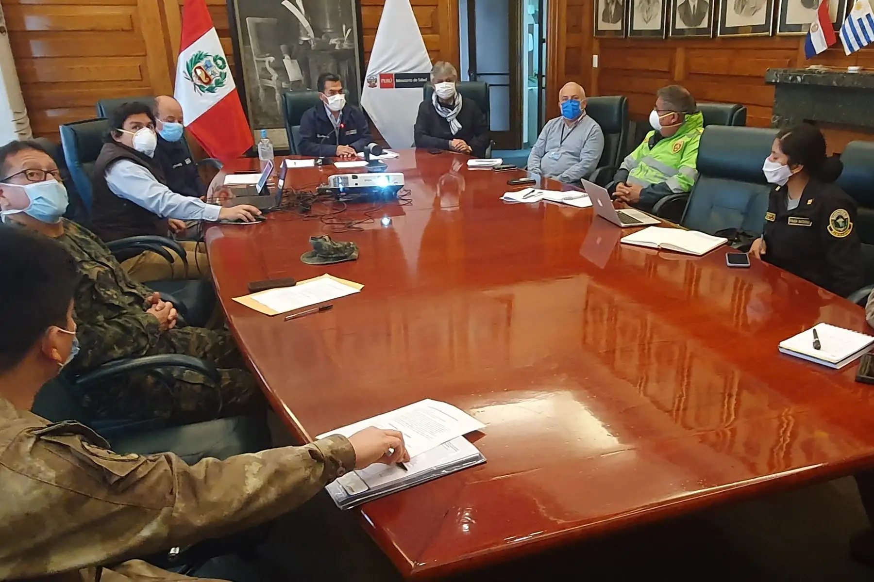 Con el objetivo de cubrir la demanda de oxígeno medicinal para pacientes con COVID19, el viceministro Víctor Bocangel y la Dirección General de Operaciones en Salud realizan teleconferencia con el Ejercito, La Marina, Policía y EsSalud. Foto: ANDINA/Minsa