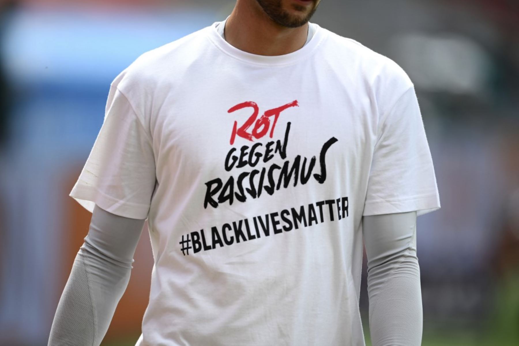 Los jugadores del Bayern Múnich realizaron  el calentamiento con una camiseta con la inscripción "Tarjeta roja al racismo - BlackLiveMatters"