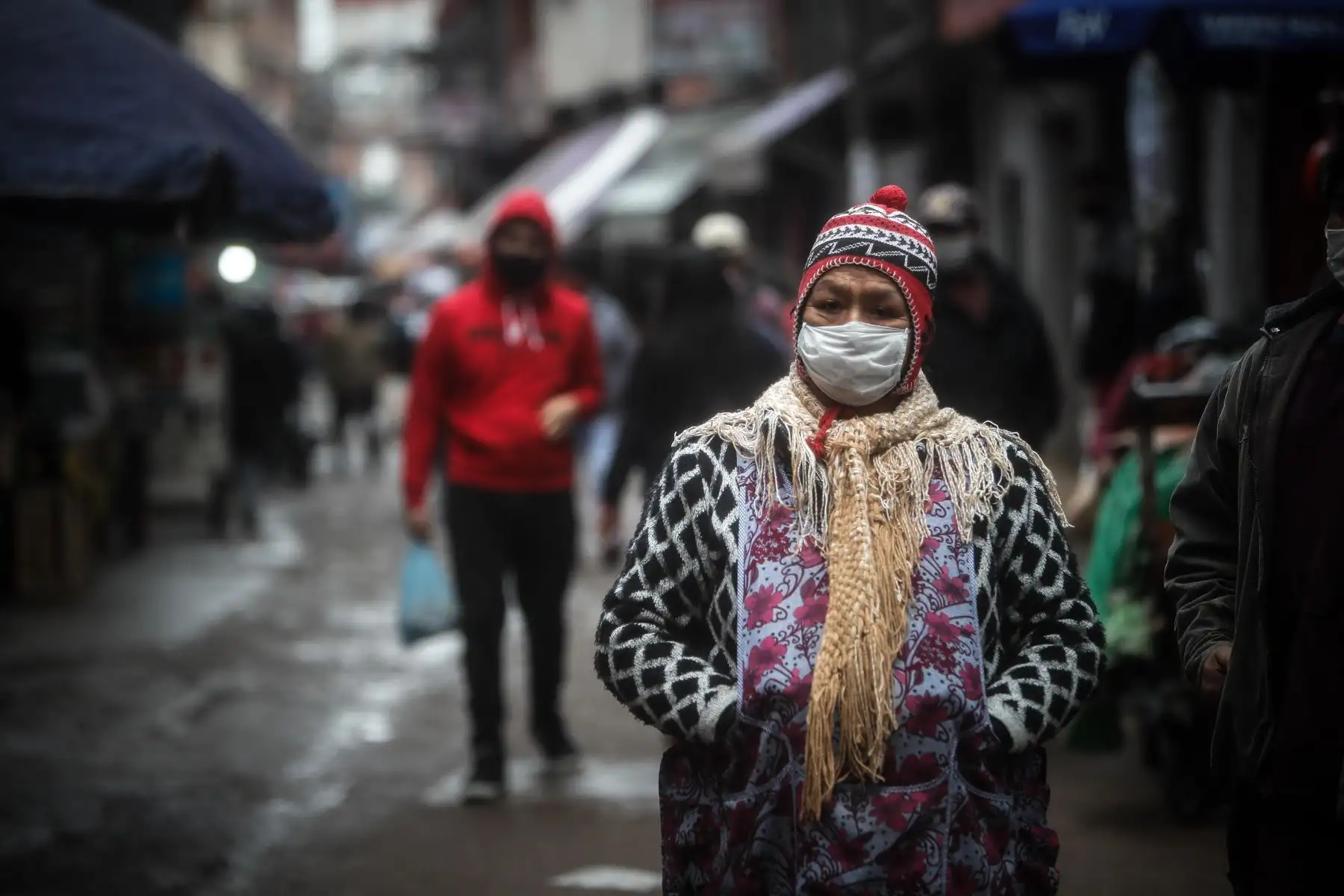 Una mujer usa tapaboca como prevención ante el coronavirus este viernes en el barrio Padre Rodolfo Ricciardelli, en la Ciudad de Buenos Aires (Argentina). Foto: EFE