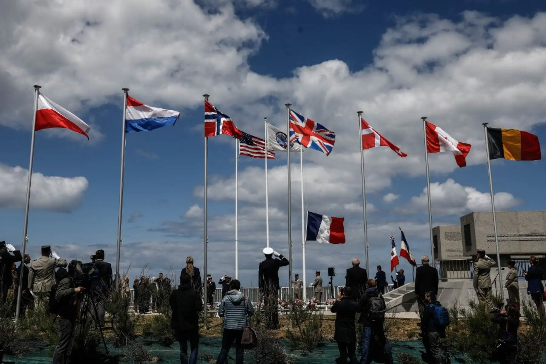 El equipo de vuelo acrobático de élite francés "Patrouille de France" (PAF) realiza una exhibición de vuelo sobre Vierville-sur-Mer, noroeste de Francia, como parte de las conmemoraciones del Día D de 1994 que marcan el 76 aniversario de los Aliados de la Segunda Guerra Mundial desembarcos en Normandía. Foto: AFP