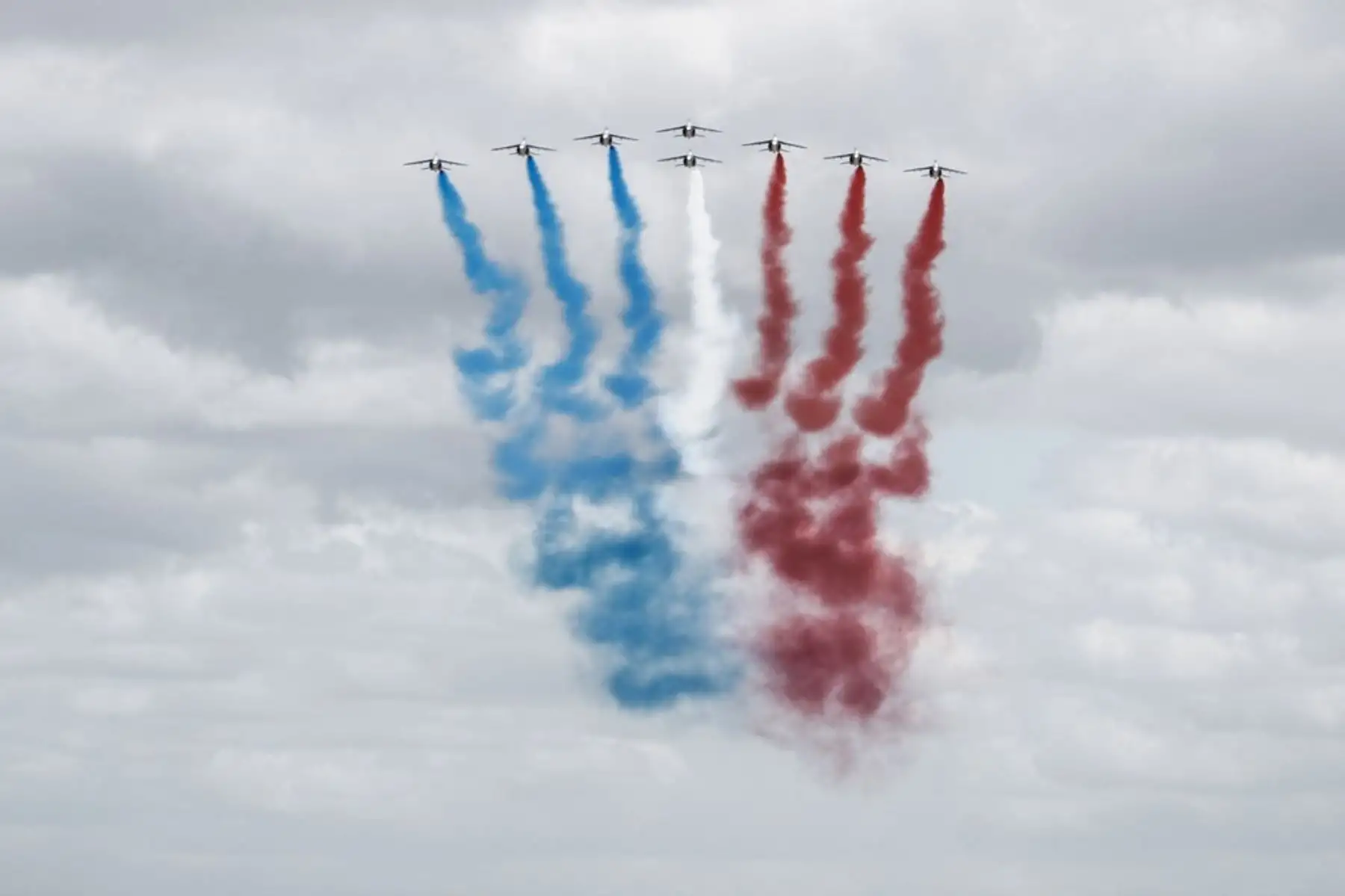 El equipo de vuelo acrobático de élite francés "Patrouille de France" (PAF) realiza una exhibición de vuelo sobre Vierville-sur-Mer, noroeste de Francia, como parte de las conmemoraciones del Día D de 1994 que marcan el 76 aniversario de los Aliados de la Segunda Guerra Mundial desembarcos en Normandía. Foto: AFP