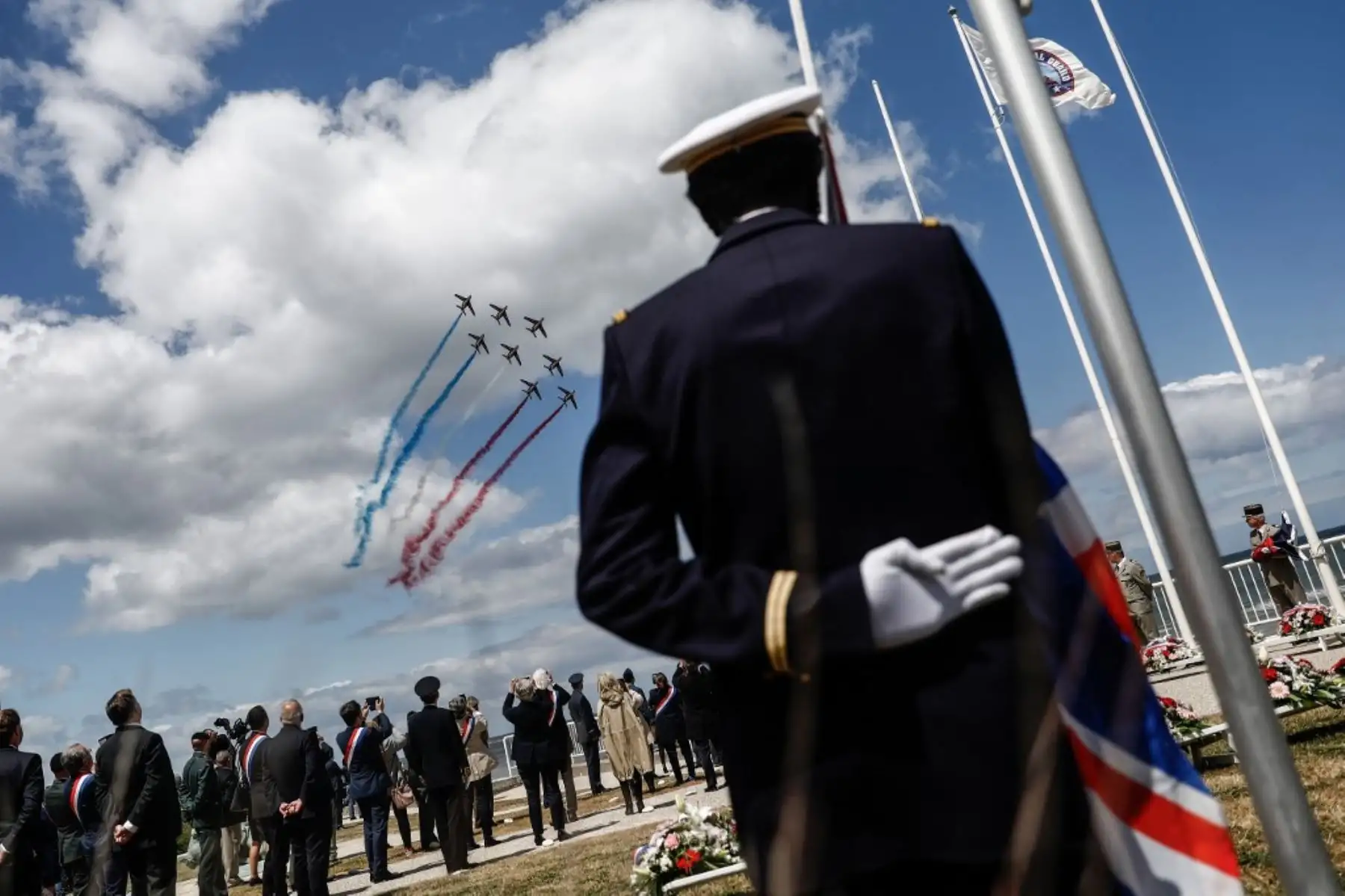 El equipo de vuelo acrobático de élite francés "Patrouille de France" (PAF) realiza una exhibición de vuelo sobre Vierville-sur-Mer, noroeste de Francia, como parte de las conmemoraciones del Día D de 1994 que marcan el 76 aniversario de los Aliados de la Segunda Guerra Mundial desembarcos en Normandía. Foto: AFP