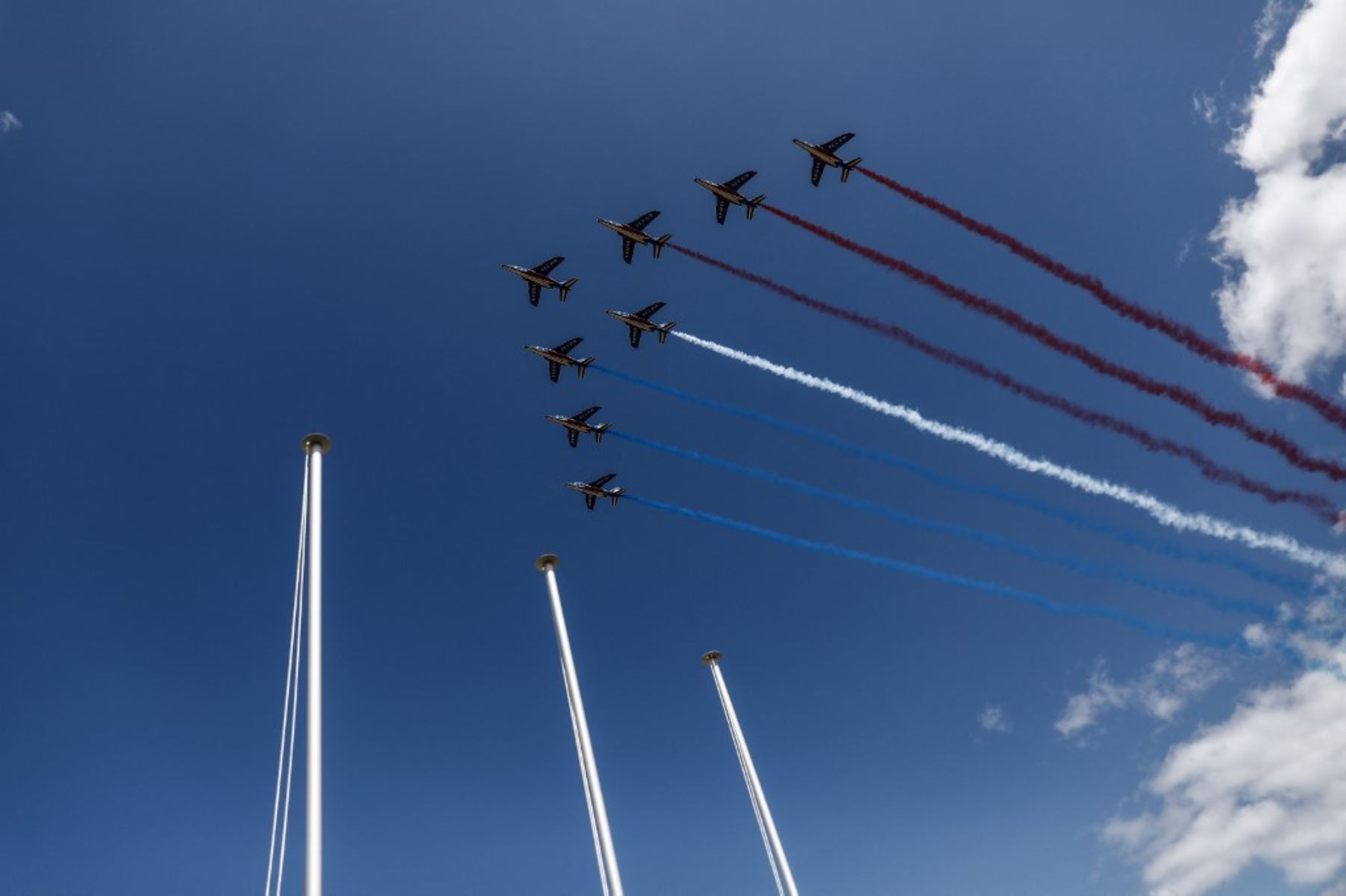 El equipo de vuelo acrobático de élite francés "Patrouille de France" (PAF) realiza una exhibición de vuelo sobre Vierville-sur-Mer, noroeste de Francia, como parte de las conmemoraciones del Día D de 1994 que marcan el 76 aniversario de los Aliados de la Segunda Guerra Mundial desembarcos en Normandía. Foto: AFP