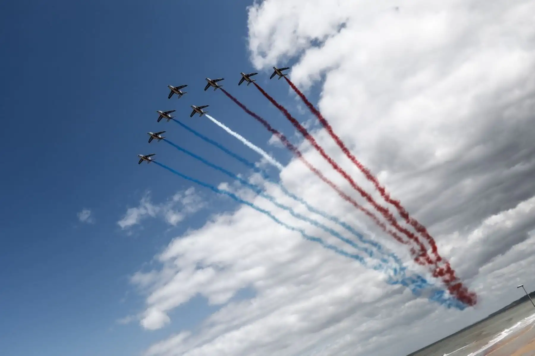 El equipo de vuelo acrobático de élite francés "Patrouille de France" (PAF) realiza una exhibición de vuelo sobre Vierville-sur-Mer, noroeste de Francia, como parte de las conmemoraciones del Día D de 1994 que marcan el 76 aniversario de los Aliados de la Segunda Guerra Mundial desembarcos en Normandía. Foto: AFP