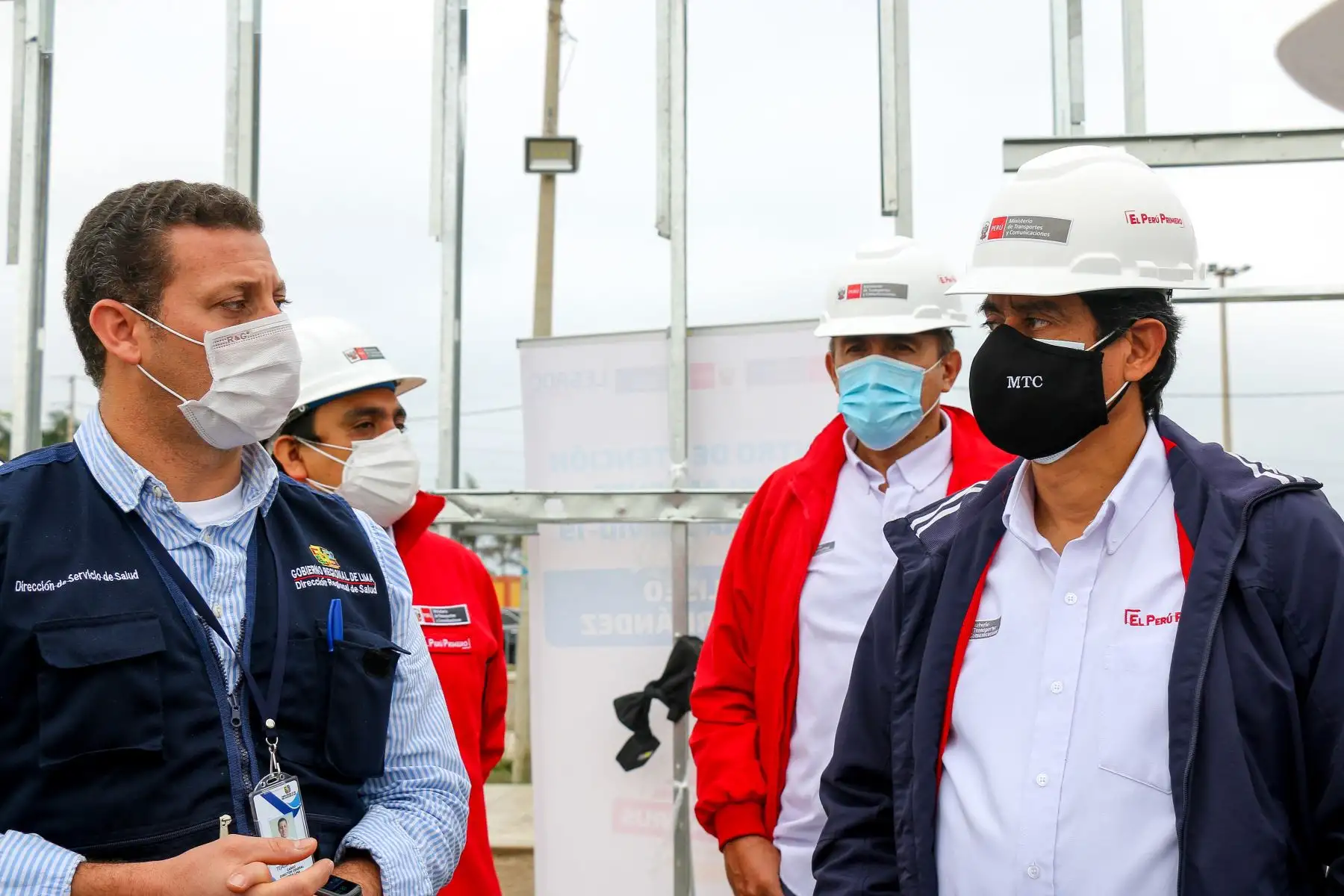 Ministro de Transportes y Comunicaciones, Carlos Lozada, inspeccionó avances de obras del Hospital móvil de Cañete que atenderá a personas afectadas por coronavirus en la región. Foto: ANDINA/MTC