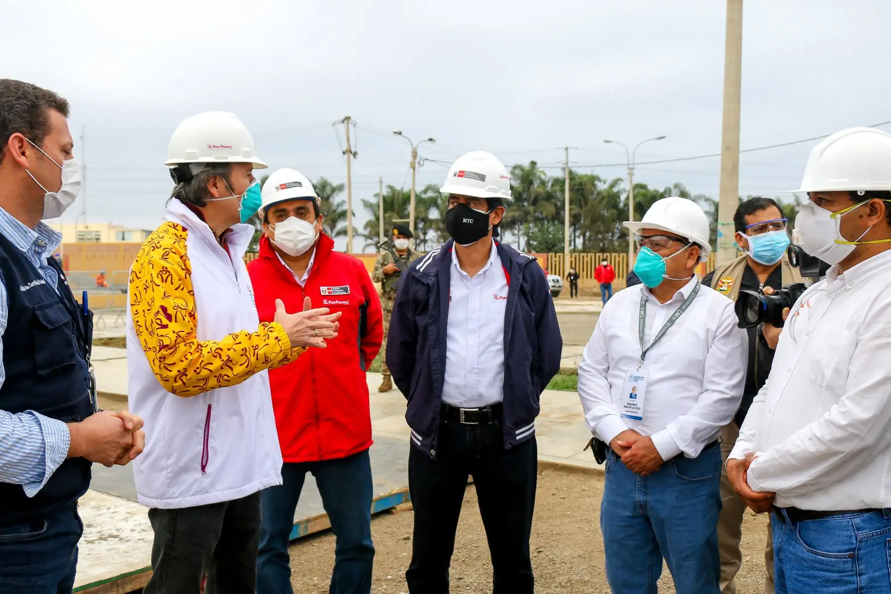 Ministro de Transportes y Comunicaciones, Carlos Lozada, inspeccionó avances de obras del Hospital móvil de Cañete que atenderá a personas afectadas por coronavirus en la región. Foto: ANDINA/MTC