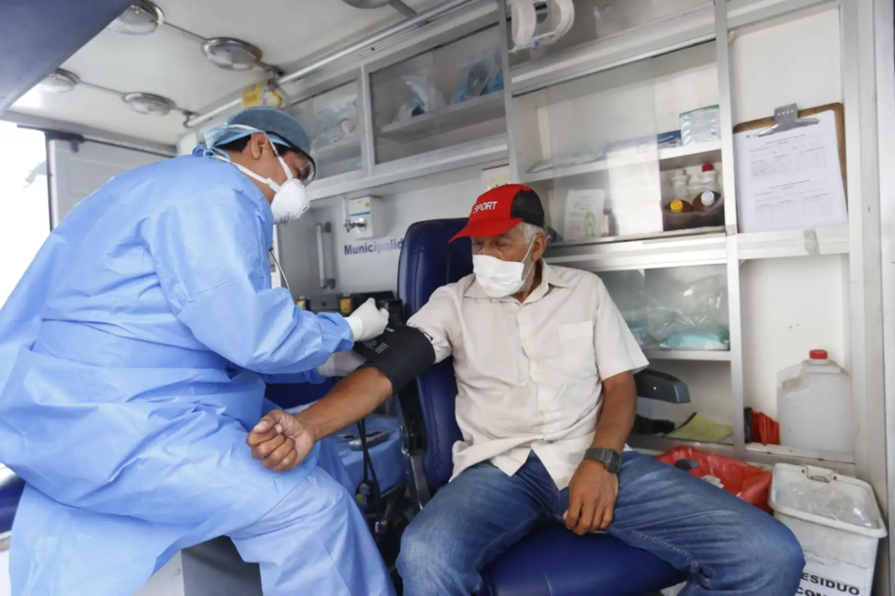 En lo que va de la emergencia sanitaria, hubo más de 200,000 asesorías médicas vía llamadas telefónicas y WhatsApp. Las orientaciones médicas más frecuentes de SISOL estuvieron relacionadas, principalmente, con problemas respiratorios, dérmicas, digestivos, urológicos, ginecológicos, de hipertensión arterial, diabetes y casos sospechosos de COVID-19. Foto: ANDINA/Municipalidad de Lima