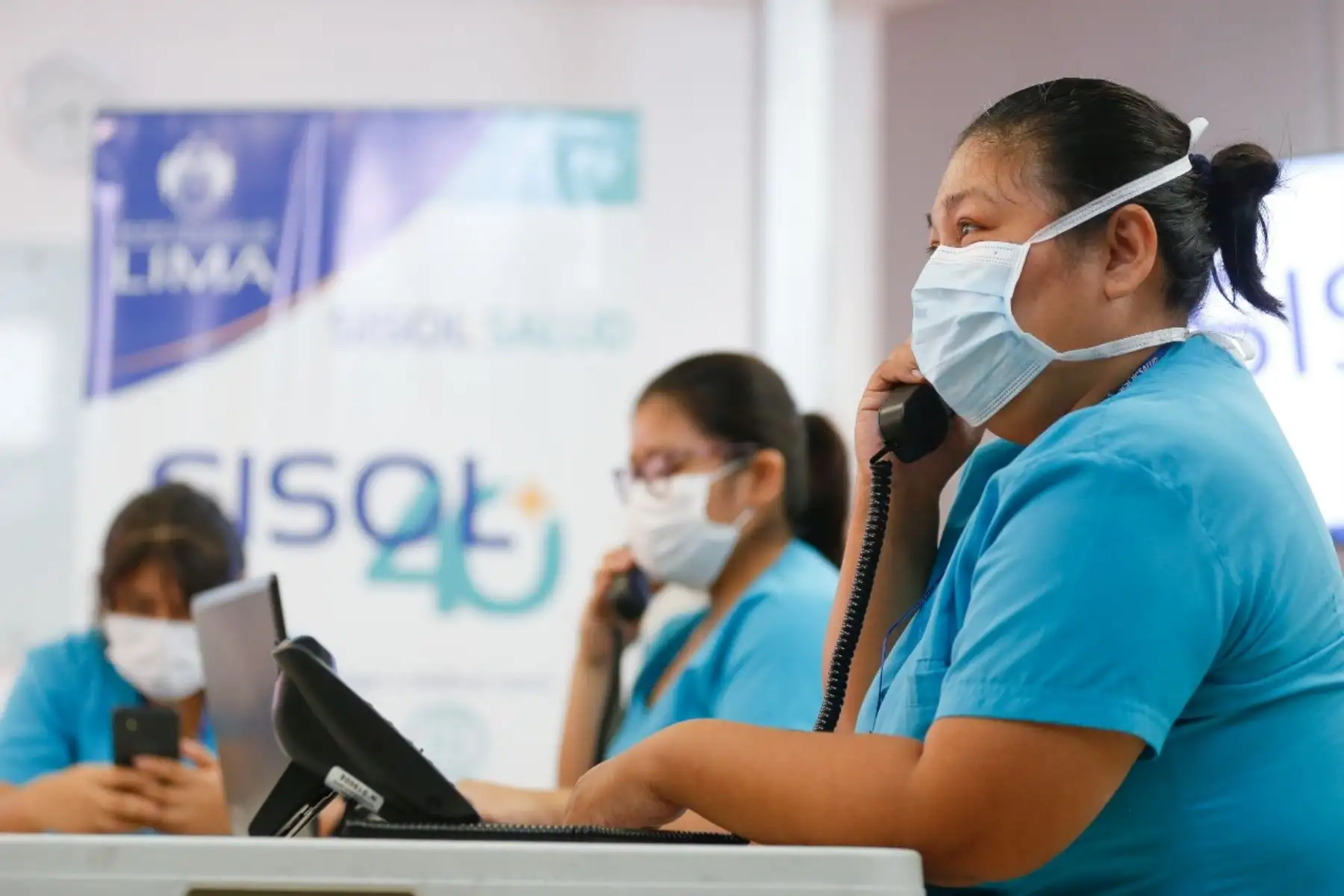 En lo que va de la emergencia sanitaria, hubo más de 200,000 asesorías médicas vía llamadas telefónicas y WhatsApp. Las orientaciones médicas más frecuentes de SISOL estuvieron relacionadas, principalmente, con problemas respiratorios, dérmicas, digestivos, urológicos, ginecológicos, de hipertensión arterial, diabetes y casos sospechosos de COVID-19. Foto: ANDINA/Municipalidad de Lima