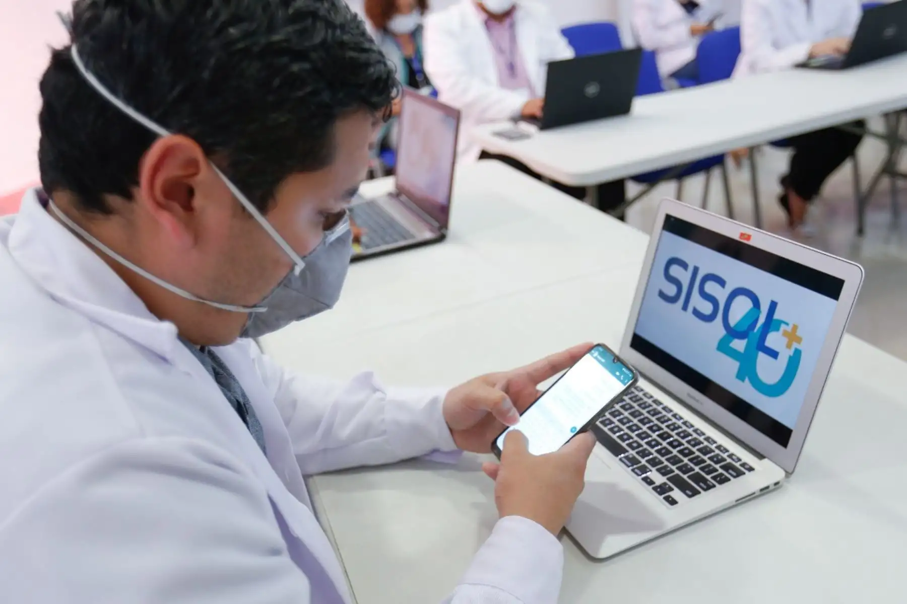 En lo que va de la emergencia sanitaria, hubo más de 200,000 asesorías médicas vía llamadas telefónicas y WhatsApp. Las orientaciones médicas más frecuentes de SISOL estuvieron relacionadas, principalmente, con problemas respiratorios, dérmicas, digestivos, urológicos, ginecológicos, de hipertensión arterial, diabetes y casos sospechosos de COVID-19. Foto: ANDINA/Municipalidad de Lima