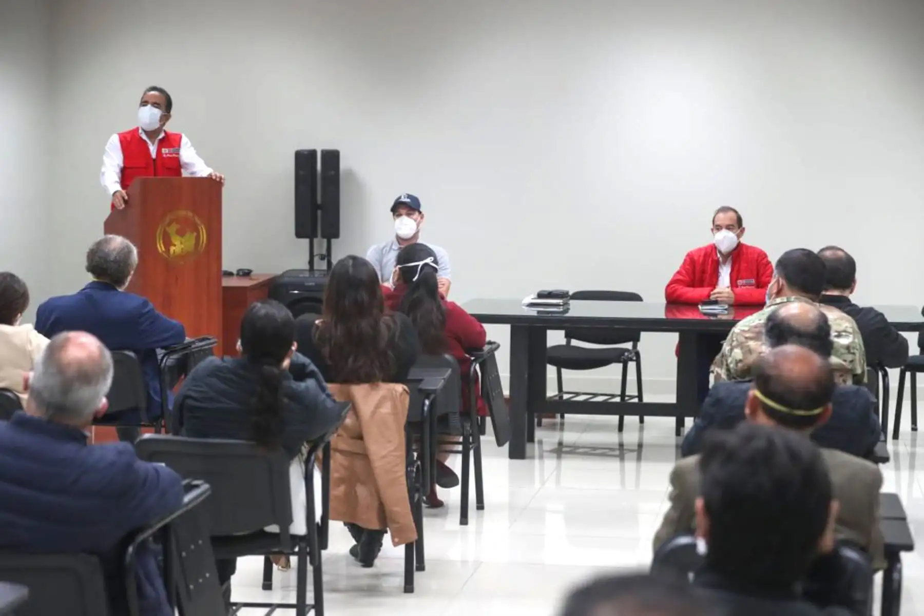 El ministro de Defensa, Walter Martos, junto a titulares del Mininter, Produce y el alcalde de La Victoria, sostuvieron una reunión con propietarios de galerías de Gamarra para definir la implementación de protocolos de salubridad y tratar el tema del comercio ambulatorio. Foto: ANDINA/Mindef