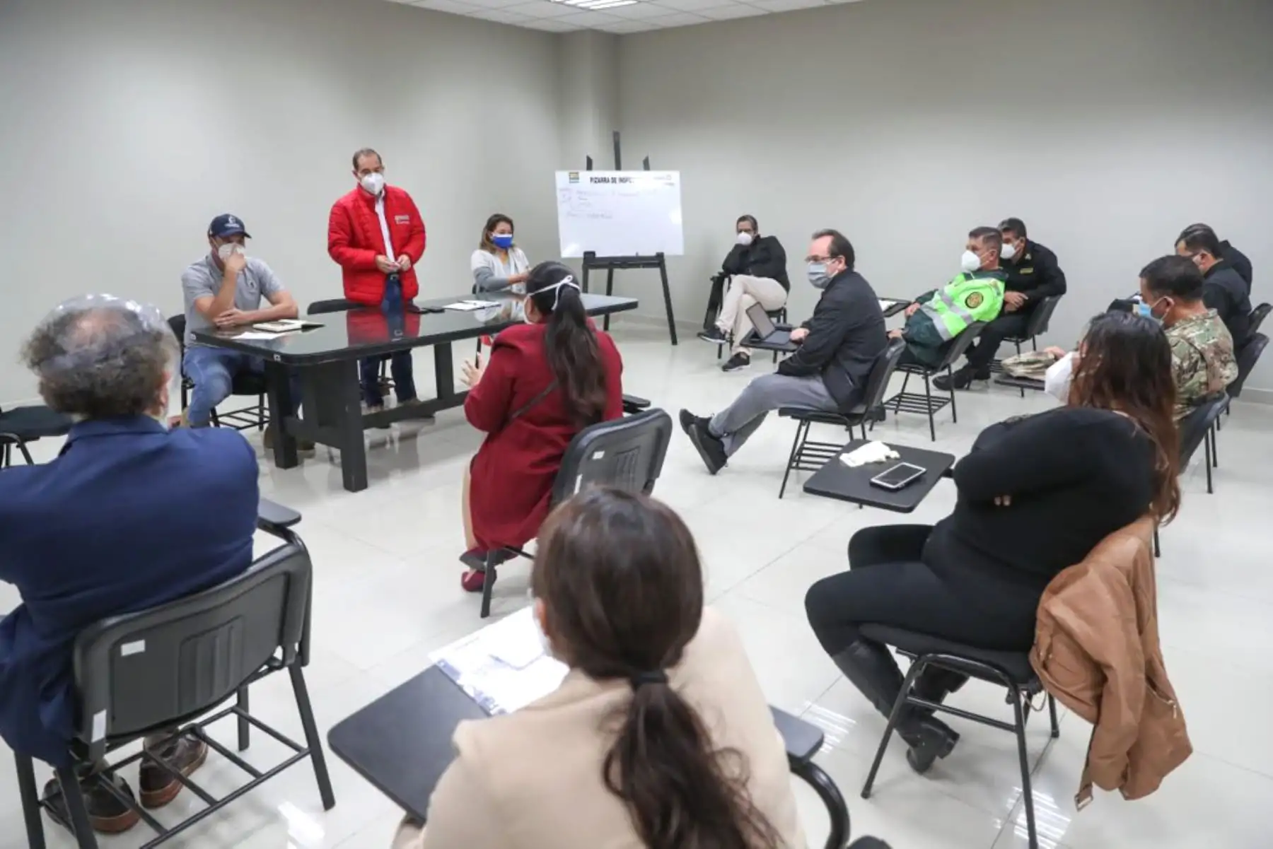 El ministro de Defensa, Walter Martos, junto a titulares del Mininter, Produce y el alcalde de La Victoria, sostuvieron una reunión con propietarios de galerías de Gamarra para definir la implementación de protocolos de salubridad y tratar el tema del comercio ambulatorio. Foto: ANDINA/Mindef