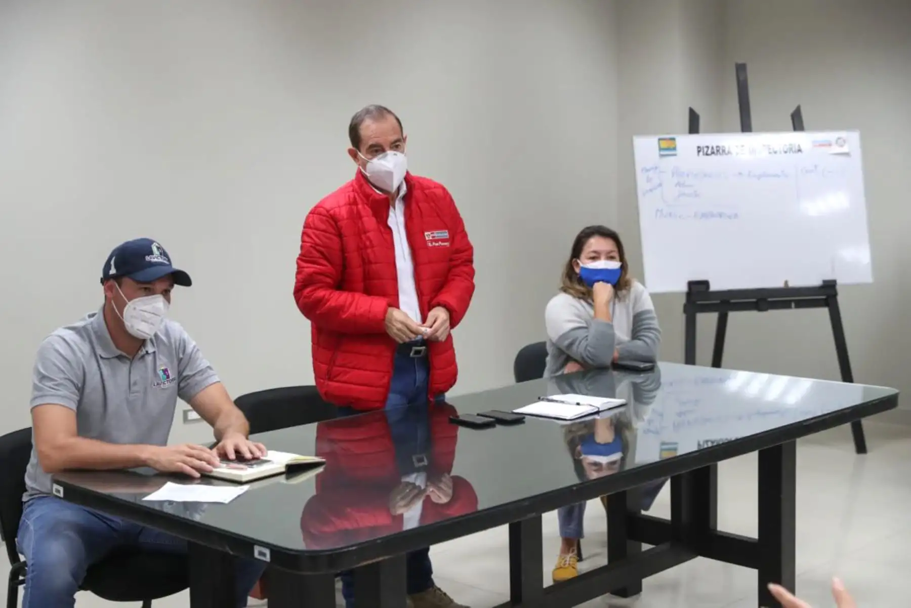 El ministro de Defensa, Walter Martos, junto a titulares del Mininter, Produce y el alcalde de La Victoria, sostuvieron una reunión con propietarios de galerías de Gamarra para definir la implementación de protocolos de salubridad y tratar el tema del comercio ambulatorio. Foto: ANDINA/Mindef