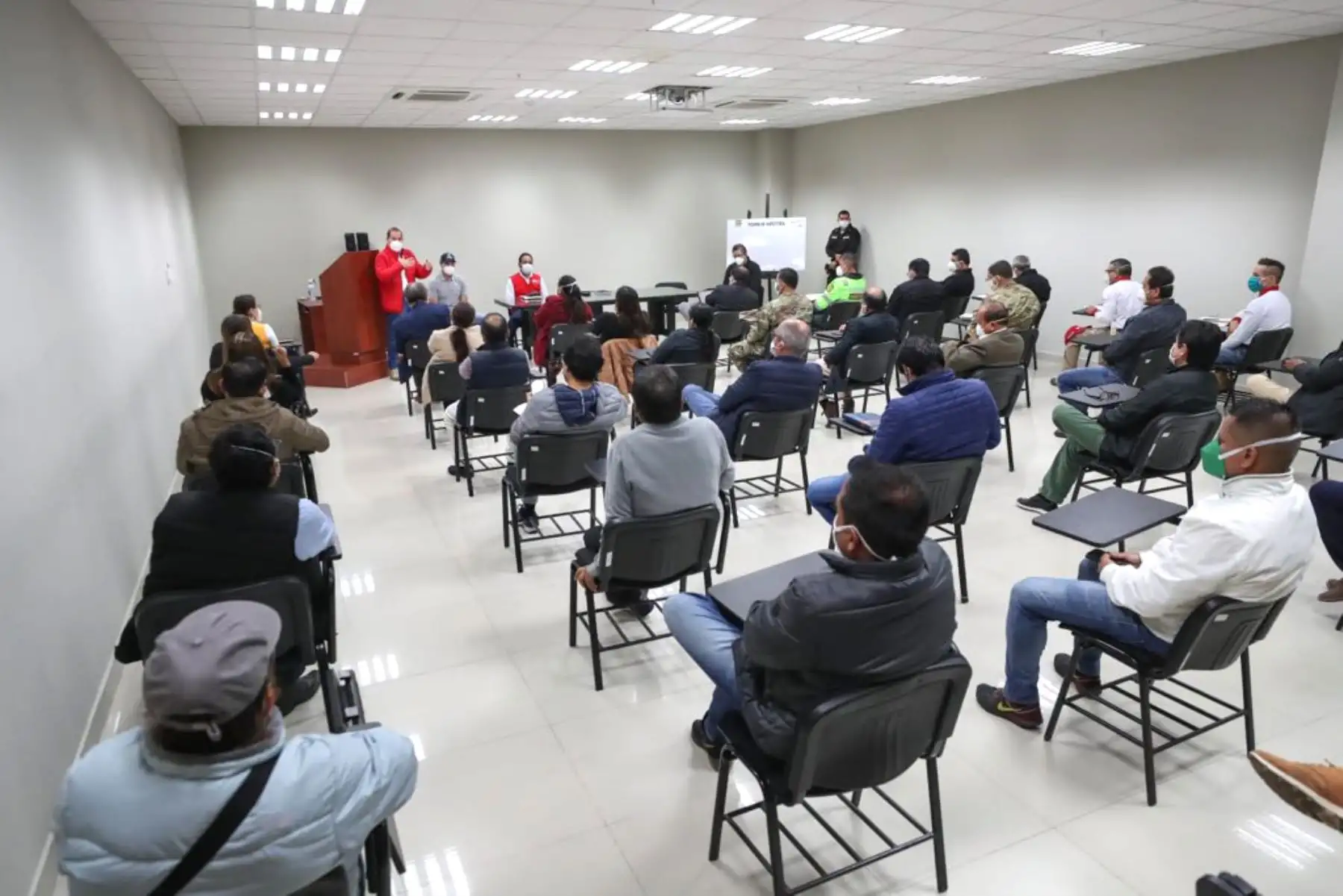 El ministro de Defensa, Walter Martos, junto a titulares del Mininter, Produce y el alcalde de La Victoria, sostuvieron una reunión con propietarios de galerías de Gamarra para definir la implementación de protocolos de salubridad y tratar el tema del comercio ambulatorio. Foto: ANDINA/Mindef
