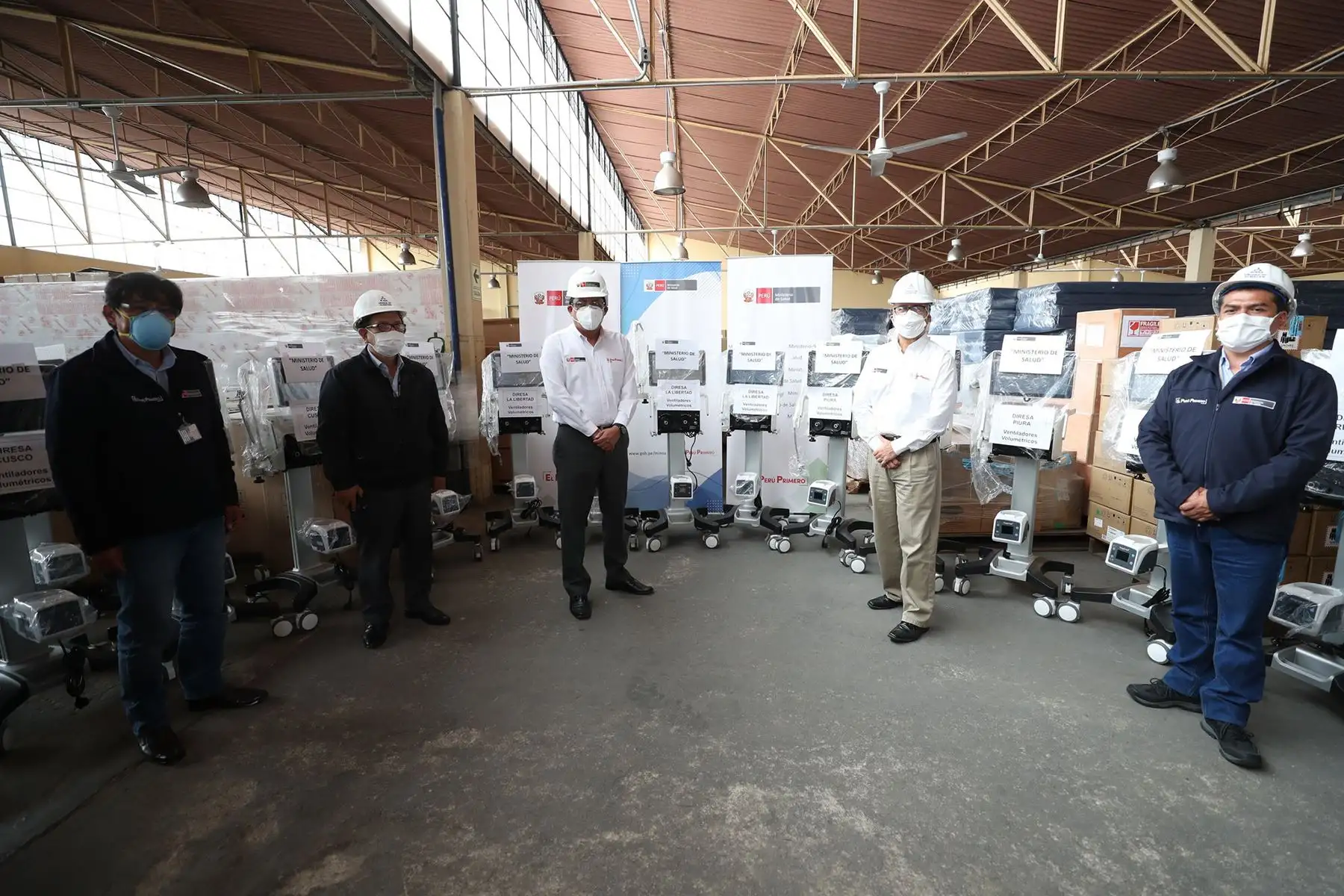 El ministro Salud Víctor Zamora y el Premier, Vicente Zeballos, presentaron 50 ventiladores mecánicos que serán distribuidos en Lima, Piura, Trujillo, Áncash, Ica, Arequipa y Cusco. Foto: ANDINA/Difusión