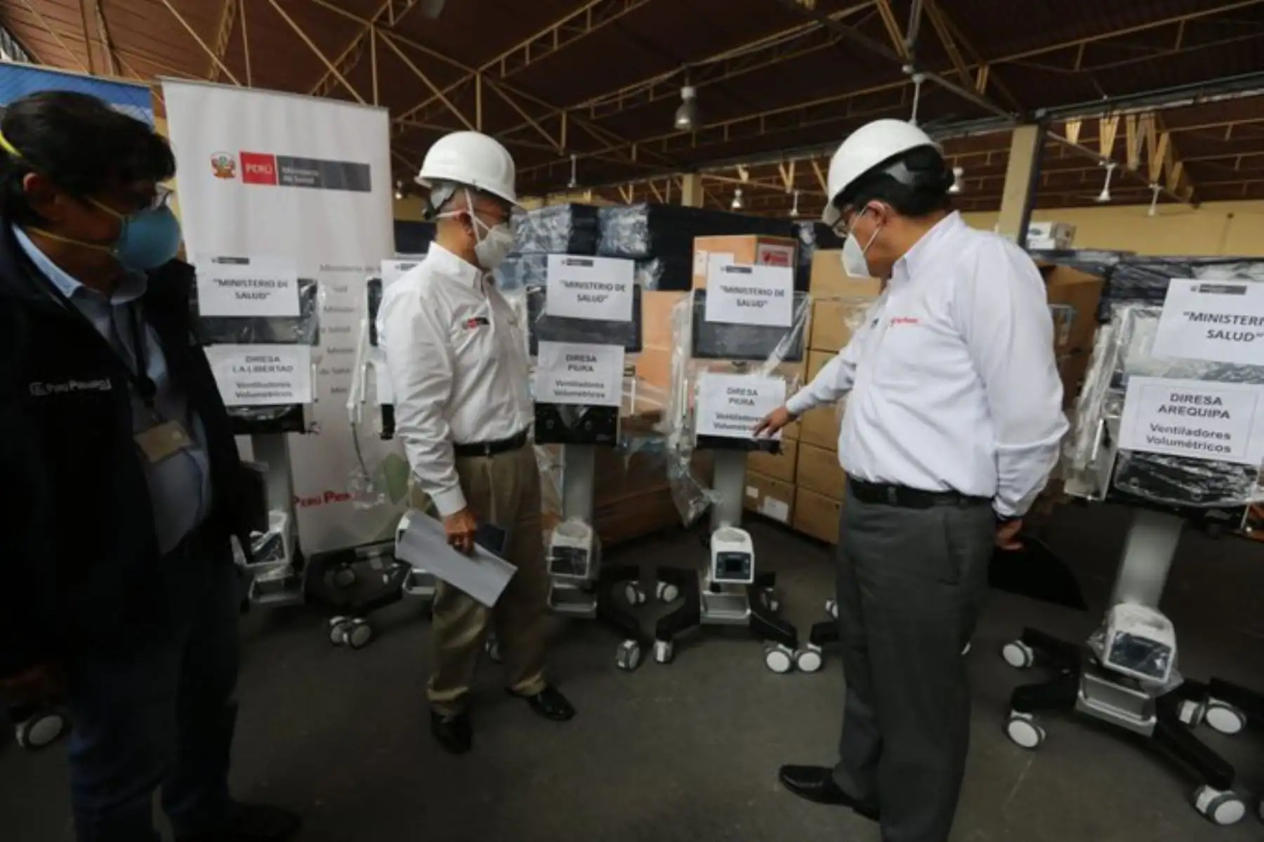 El ministro Salud Víctor Zamora y el Premier, Vicente Zeballos, presentaron 50 ventiladores mecánicos que serán distribuidos en Lima, Piura, Trujillo, Áncash, Ica, Arequipa y Cusco. Foto: ANDINA/Difusión