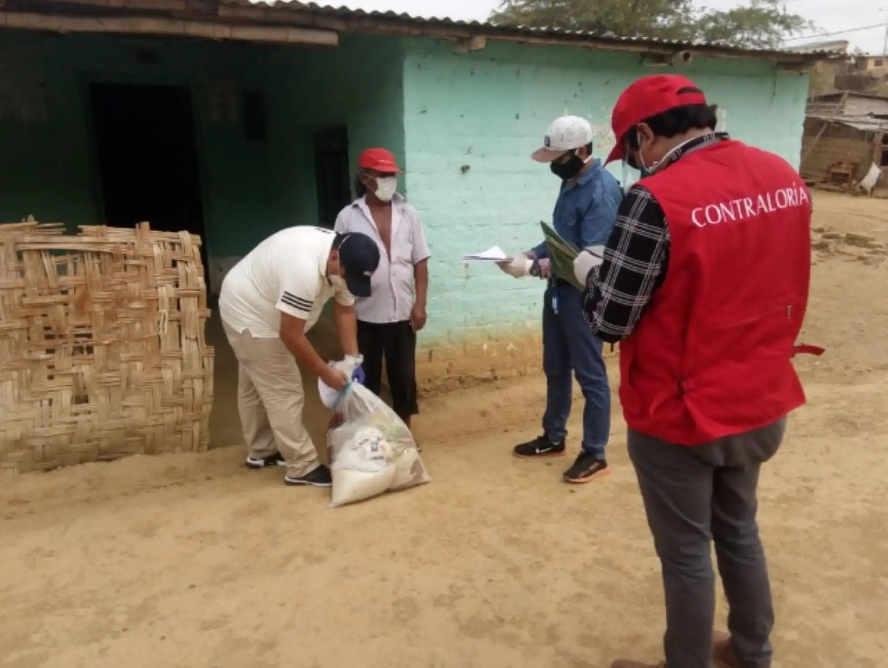 La Contraloría General continúa con el control concurrente a las 65 municipalidades de la región Piura para supervisar los procesos de adquisición y distribución de las canastas de víveres a las familias vulnerables, como parte de las acciones de control integral por la emergencia sanitaria ante la pandemia de covid-19.