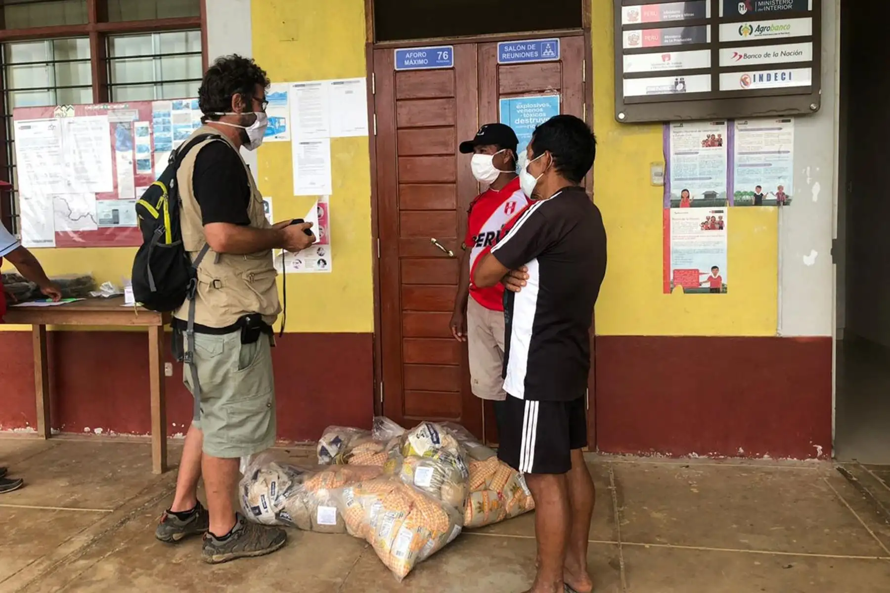 El Comando Conjunto de las Fuerzas Armadas llevó atenciones del Estado contra el covid-19 y ayuda humanitaria a las comunidades nativas de San Rafael, Diamante azul, Copal Urco, Santa Clotilde, San Luis Tacsha y Curaray en Loreto. Foto: ANDINA/Difusión