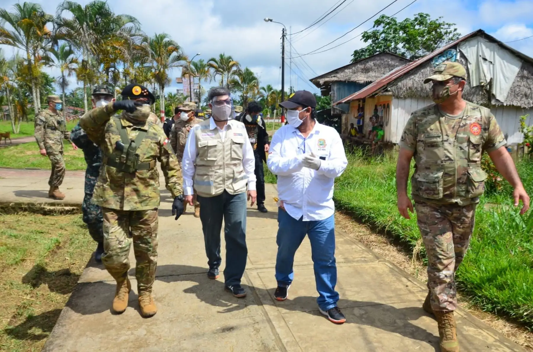 El Comando Conjunto de las Fuerzas Armadas llevó atenciones del Estado contra el covid-19 y ayuda humanitaria a las comunidades nativas de San Rafael, Diamante azul, Copal Urco, Santa Clotilde, San Luis Tacsha y Curaray en Loreto. Foto: ANDINA/Difusión