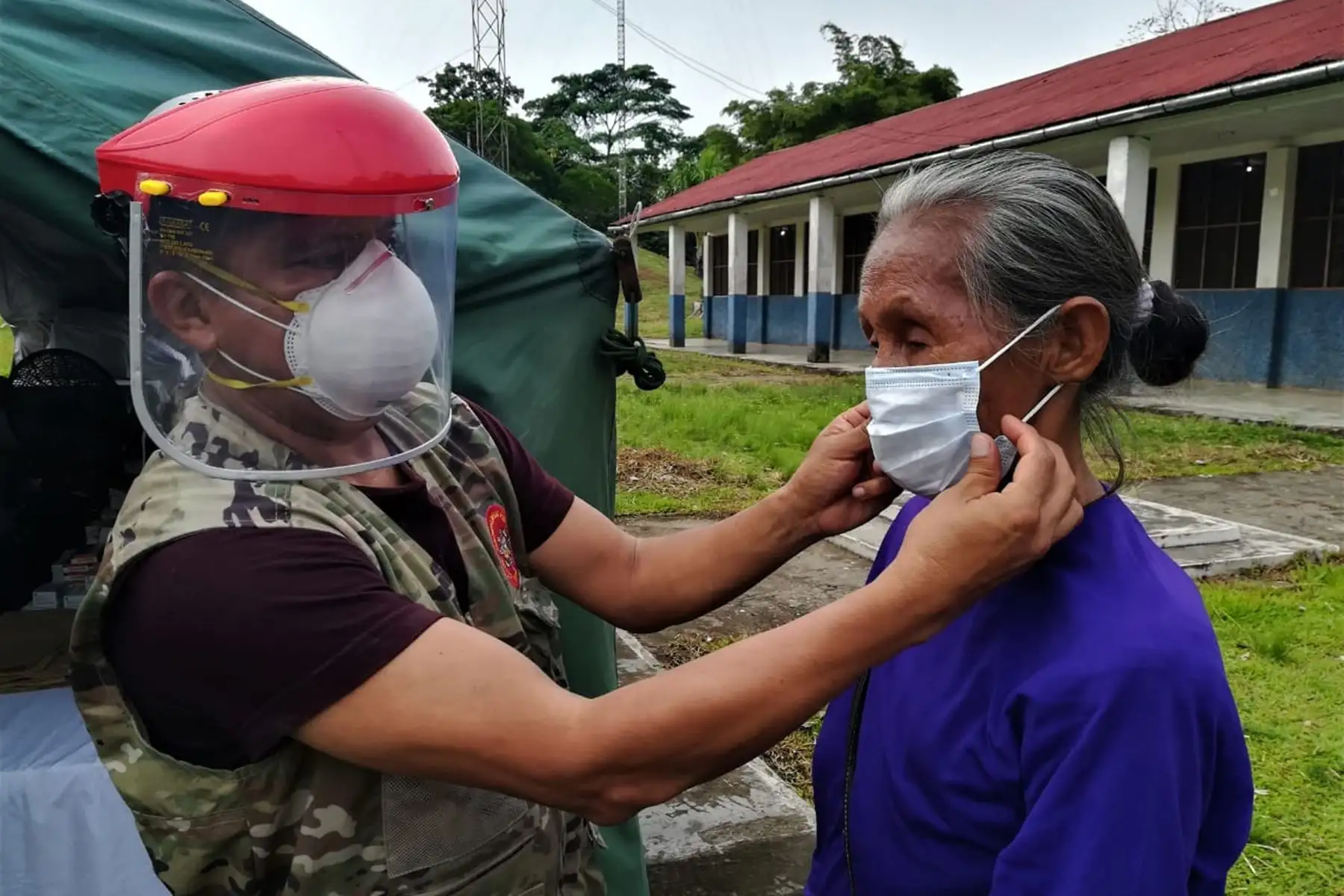 El Comando Conjunto de las Fuerzas Armadas llevó atenciones del Estado contra el covid-19 y ayuda humanitaria a las comunidades nativas de San Rafael, Diamante azul, Copal Urco, Santa Clotilde, San Luis Tacsha y Curaray en Loreto. Foto: ANDINA/Difusión
