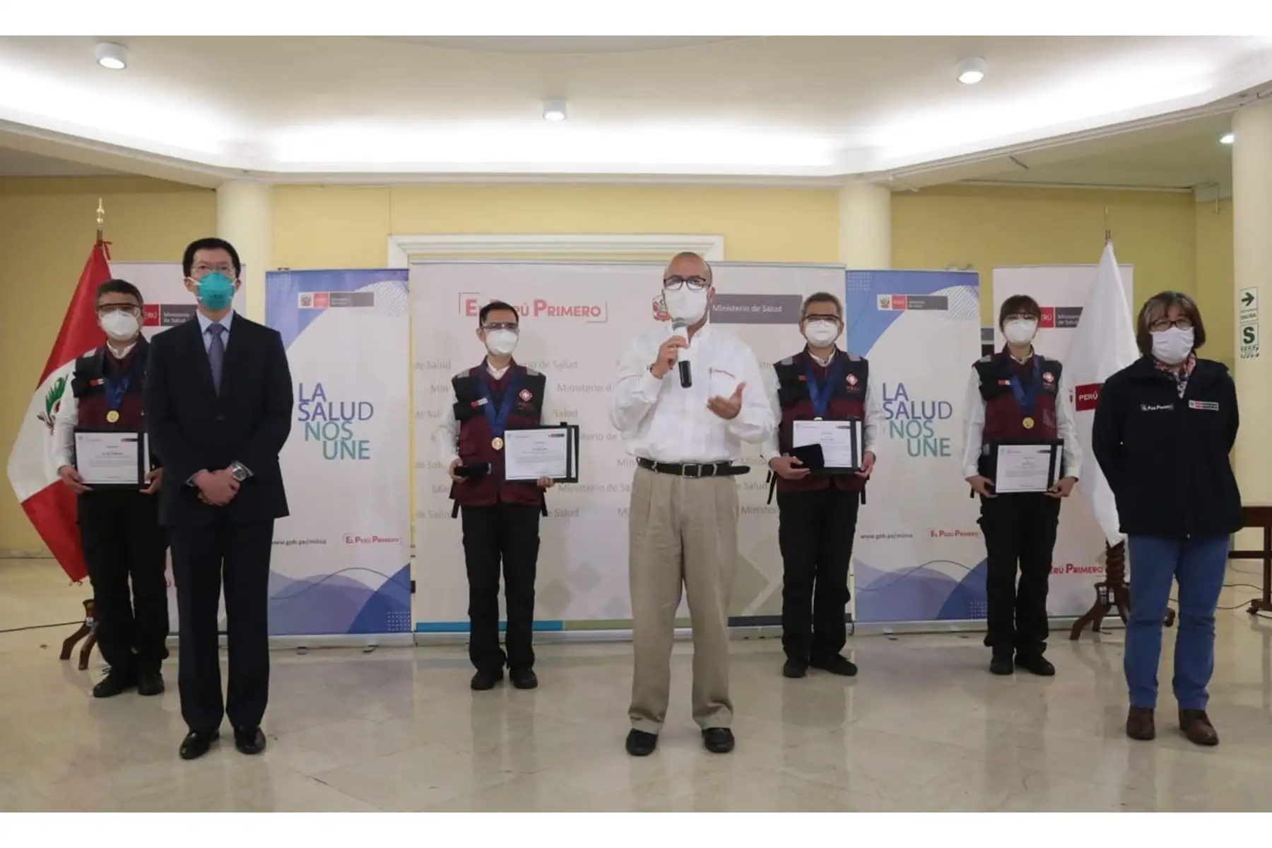 El ministro de Salud Victor Zamora y el Embajador de la República Popular China, Liang Yu, participaron en el reconocimiento a la misión de expertos chinos que visitaron el Perú para aportar en la lucha contra el covid-19. Foto: ANDINA/Minsa