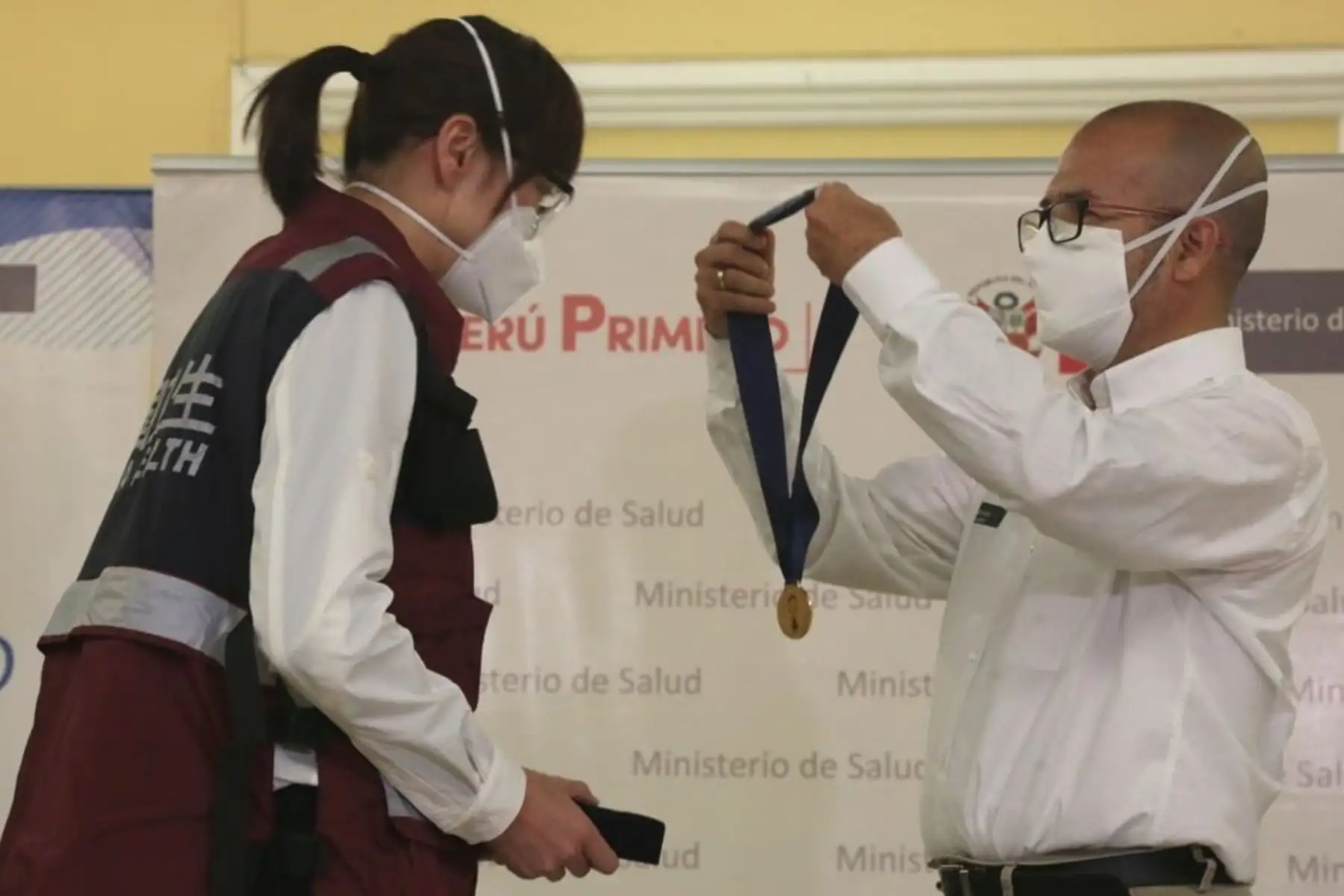 El ministro de Salud Victor Zamora y el Embajador de la República Popular China, Liang Yu, participaron en el reconocimiento a la misión de expertos chinos que visitaron el Perú para aportar en la lucha contra el covid-19. Foto: ANDINA/Minsa