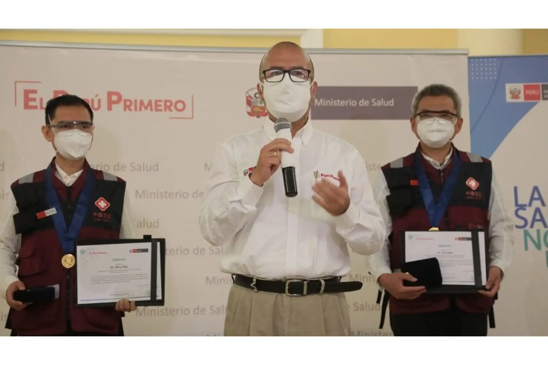 El ministro de Salud Victor Zamora y el Embajador de la República Popular China, Liang Yu, participaron en el reconocimiento a la misión de expertos chinos que visitaron el Perú para aportar en la lucha contra el covid-19. Foto: ANDINA/Minsa