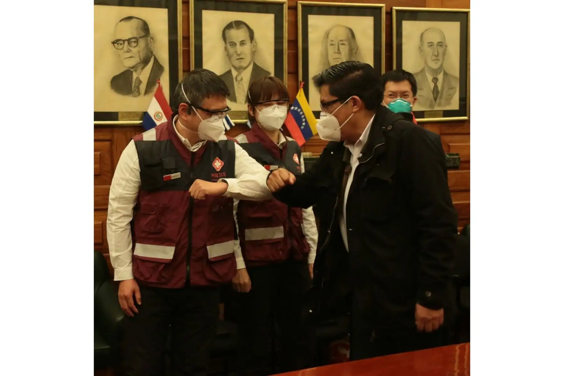 El premier Vicente Zeballos y el ministro de Salud, Víctor Zamora, lideraron esta noche un reconocimiento a los integrantes de la misión de expertos chinos que visitan nuestro país para intercambiar información y experiencias con representantes de nuestro sistema de salud. Foto: ANDINA/PCM