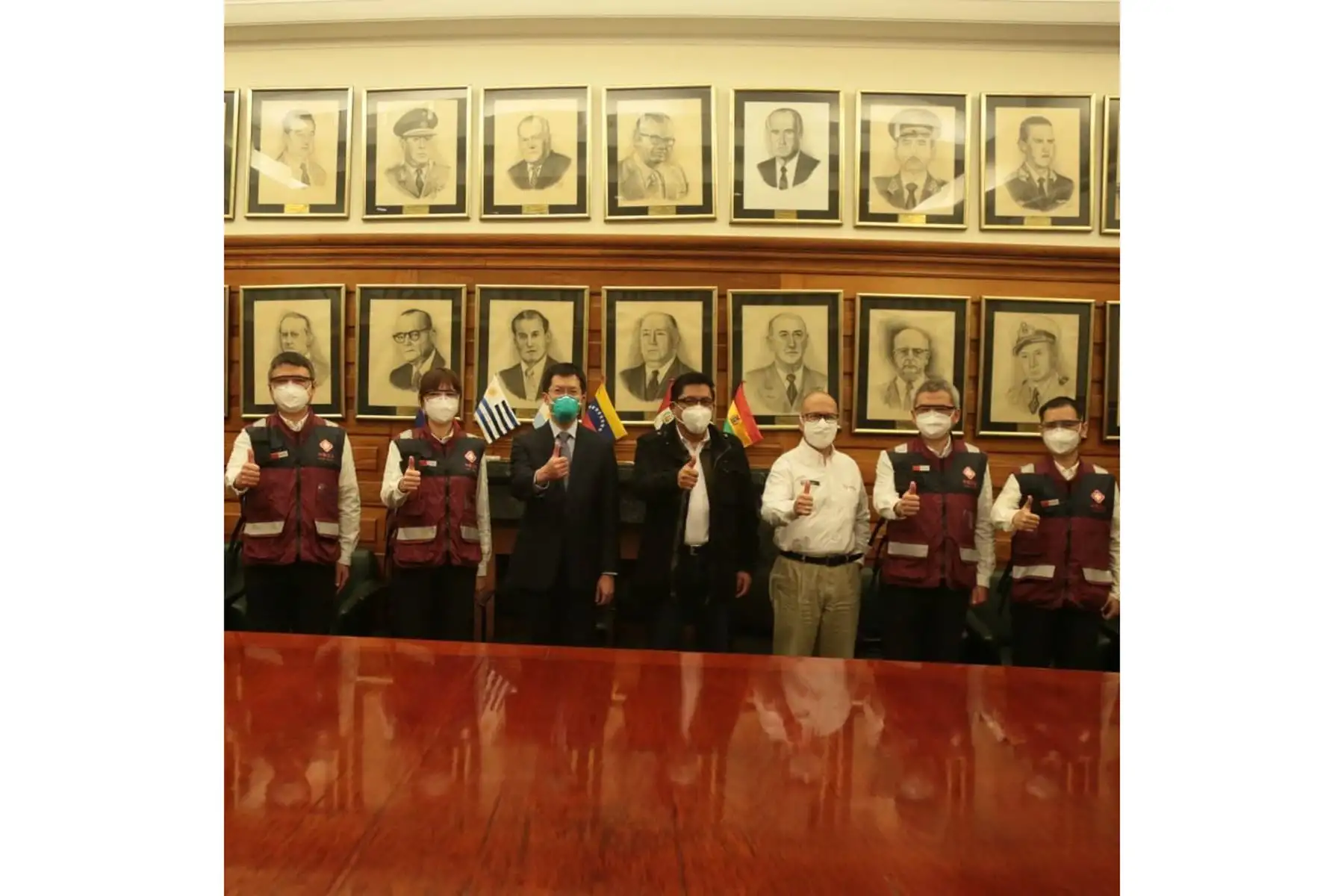 El premier Vicente Zeballos y el ministro de Salud, Víctor Zamora, lideraron esta noche un reconocimiento a los integrantes de la misión de expertos chinos que visitan nuestro país para intercambiar información y experiencias con representantes de nuestro sistema de salud. Foto: ANDINA/PCM