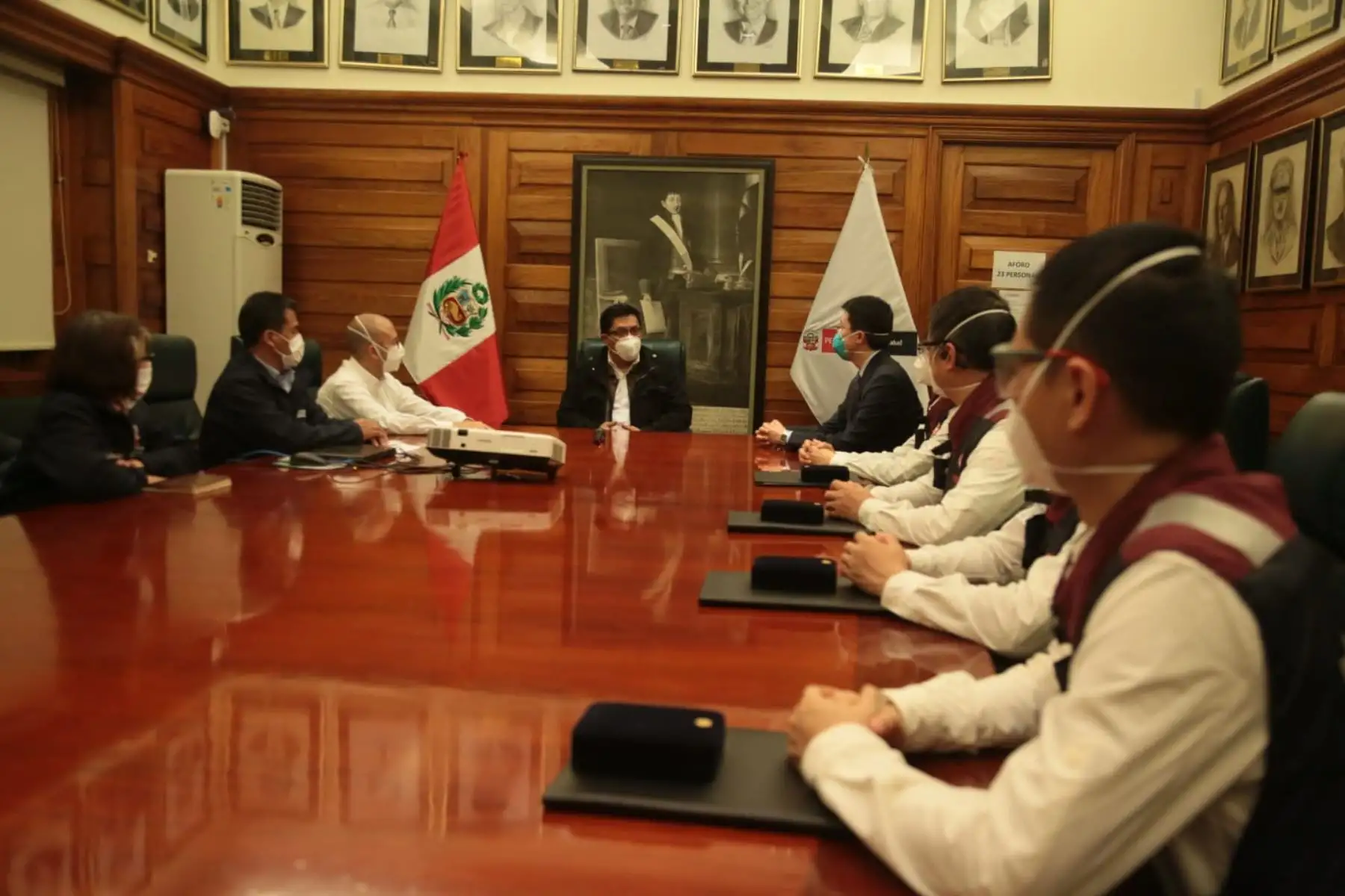 El premier Vicente Zeballos y el ministro de Salud, Víctor Zamora, lideraron esta noche un reconocimiento a los integrantes de la misión de expertos chinos que visitan nuestro país para intercambiar información y experiencias con representantes de nuestro sistema de salud. Foto: ANDINA/PCM