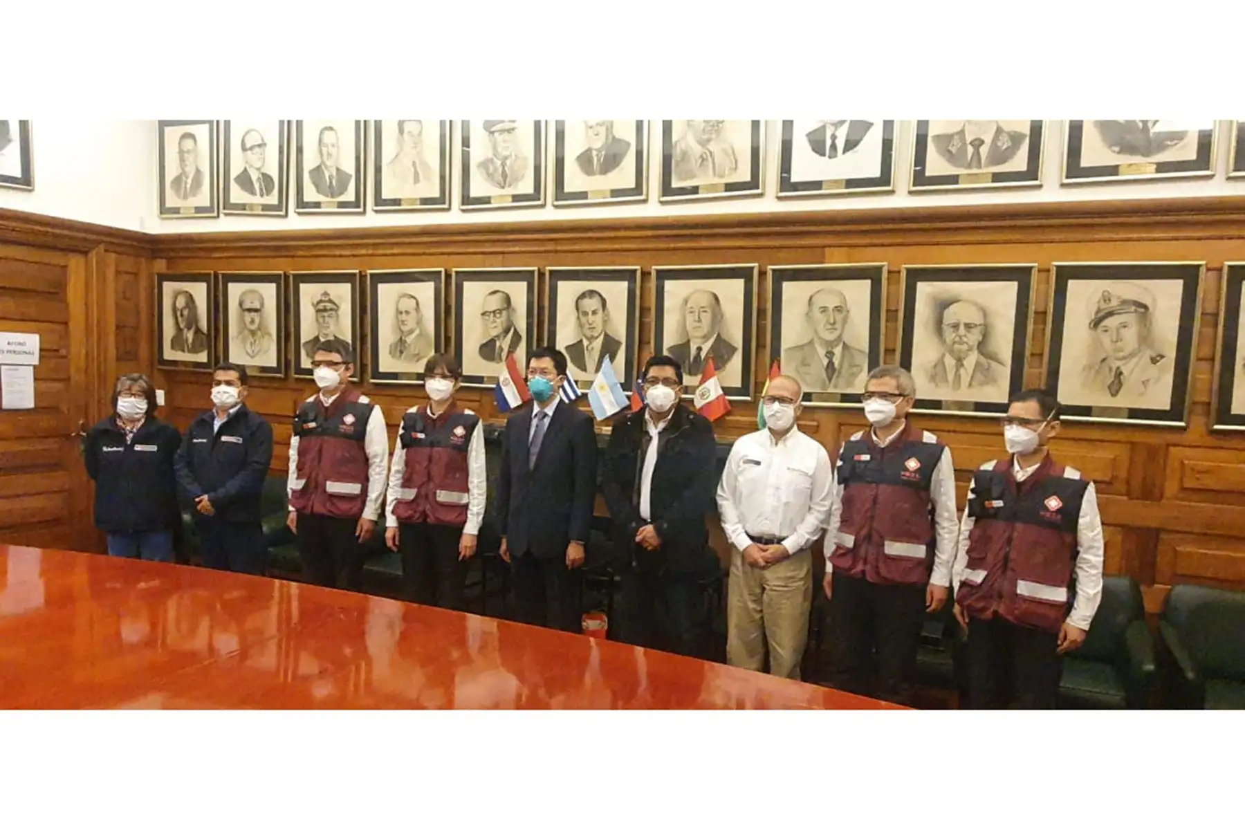 El premier Vicente Zeballos y el ministro de Salud, Víctor Zamora, lideraron esta noche un reconocimiento a los integrantes de la misión de expertos chinos que visitan nuestro país para intercambiar información y experiencias con representantes de nuestro sistema de salud. Foto: ANDINA/PCM