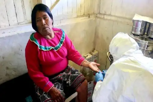 Suman un total de 15 equipos, conformados por cuatro profesionales de salud cada uno, quienes en sus intervenciones brindan atención médica, toma de prueba rápida y molecular, según lo amerite.