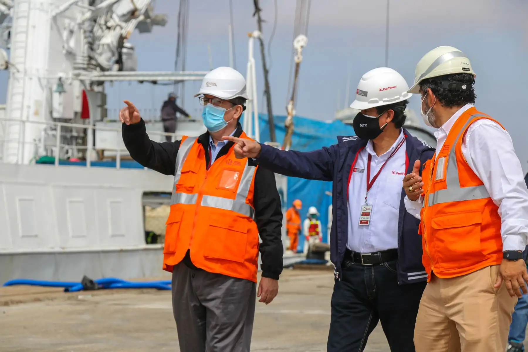 Los trabajos de modernización del puerto de Paracas están otra vez en marcha. El titular del Ministerio de Transportes y Comunicaciones, Carlos Lozada, supervisó el reinicio de la obra, en la cual se invertirá USD 34.9 millones, entre los meses de junio a diciembre de 2020. 
Foto: ANDINA/MTC