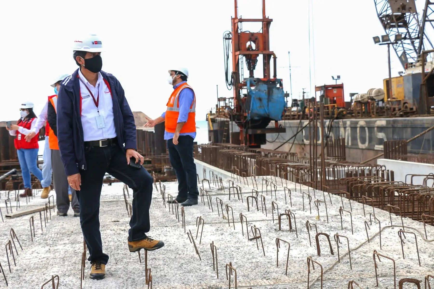 Los trabajos de modernización del puerto de Paracas están otra vez en marcha. El titular del Ministerio de Transportes y Comunicaciones, Carlos Lozada, supervisó el reinicio de la obra, en la cual se invertirá USD 34.9 millones, entre los meses de junio a diciembre de 2020. 
Foto: ANDINA/MTC