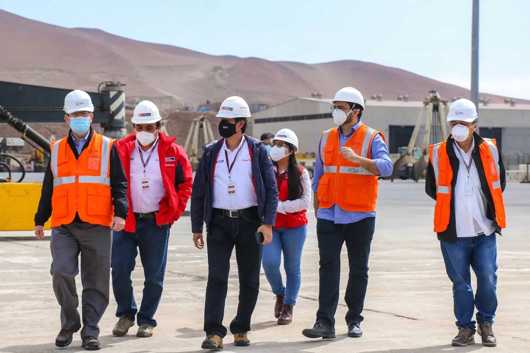 Los trabajos de modernización del puerto de Paracas están otra vez en marcha. El titular del Ministerio de Transportes y Comunicaciones, Carlos Lozada, supervisó el reinicio de la obra, en la cual se invertirá USD 34.9 millones, entre los meses de junio a diciembre de 2020. 
Foto: ANDINA/MTC