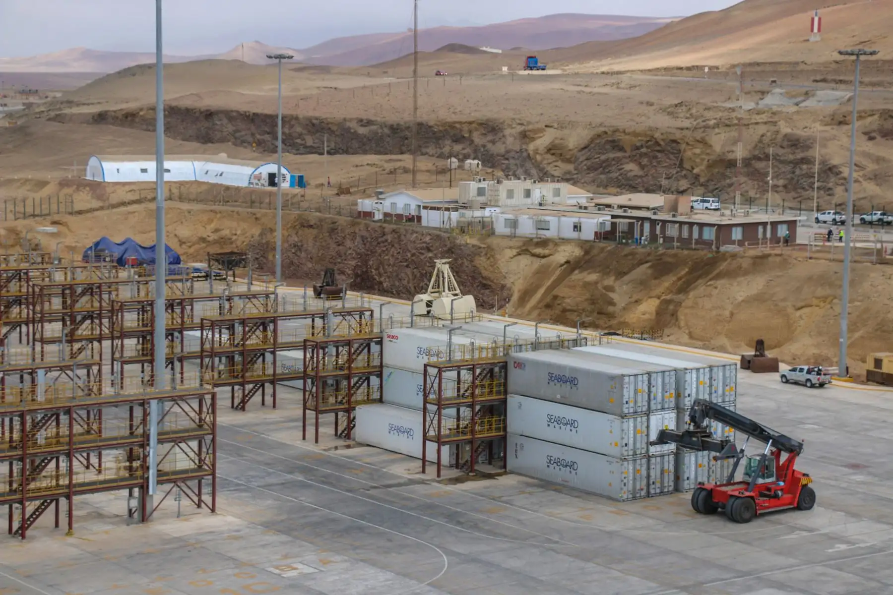Los trabajos de modernización del puerto de Paracas están otra vez en marcha. El titular del Ministerio de Transportes y Comunicaciones, Carlos Lozada, supervisó el reinicio de la obra, en la cual se invertirá USD 34.9 millones, entre los meses de junio a diciembre de 2020. 
Foto: ANDINA/MTC