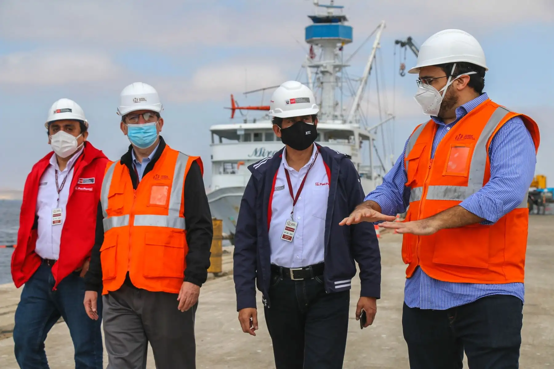 Los trabajos de modernización del puerto de Paracas están otra vez en marcha. El titular del Ministerio de Transportes y Comunicaciones, Carlos Lozada, supervisó el reinicio de la obra, en la cual se invertirá USD 34.9 millones, entre los meses de junio a diciembre de 2020. 
Foto: ANDINA/MTC