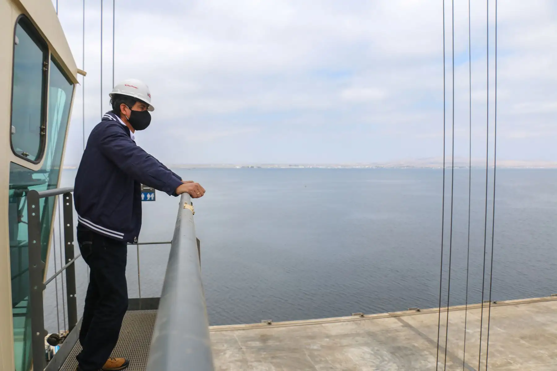 Los trabajos de modernización del puerto de Paracas están otra vez en marcha. El titular del Ministerio de Transportes y Comunicaciones, Carlos Lozada, supervisó el reinicio de la obra, en la cual se invertirá USD 34.9 millones, entre los meses de junio a diciembre de 2020. 
Foto: ANDINA/MTC