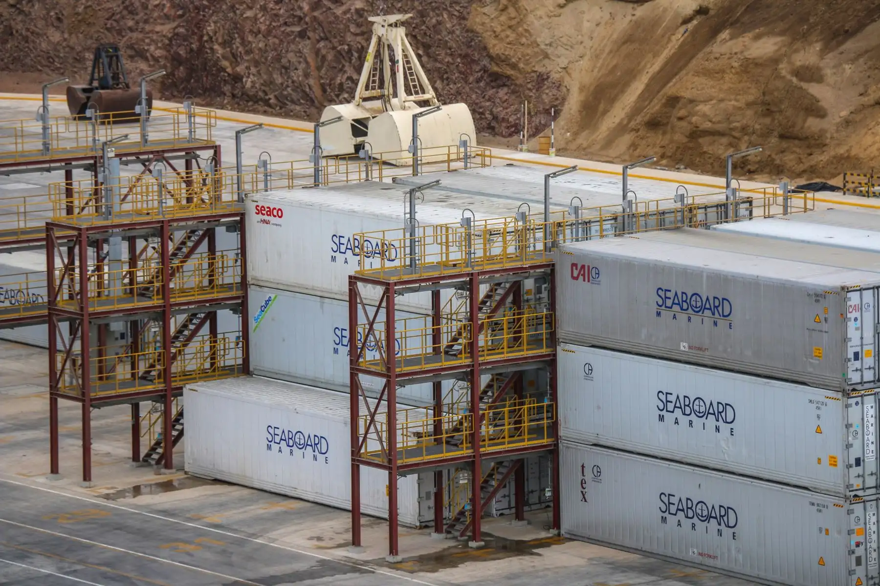 Los trabajos de modernización del puerto de Paracas están otra vez en marcha. El titular del Ministerio de Transportes y Comunicaciones, Carlos Lozada, supervisó el reinicio de la obra, en la cual se invertirá USD 34.9 millones, entre los meses de junio a diciembre de 2020. 
Foto: ANDINA/MTC