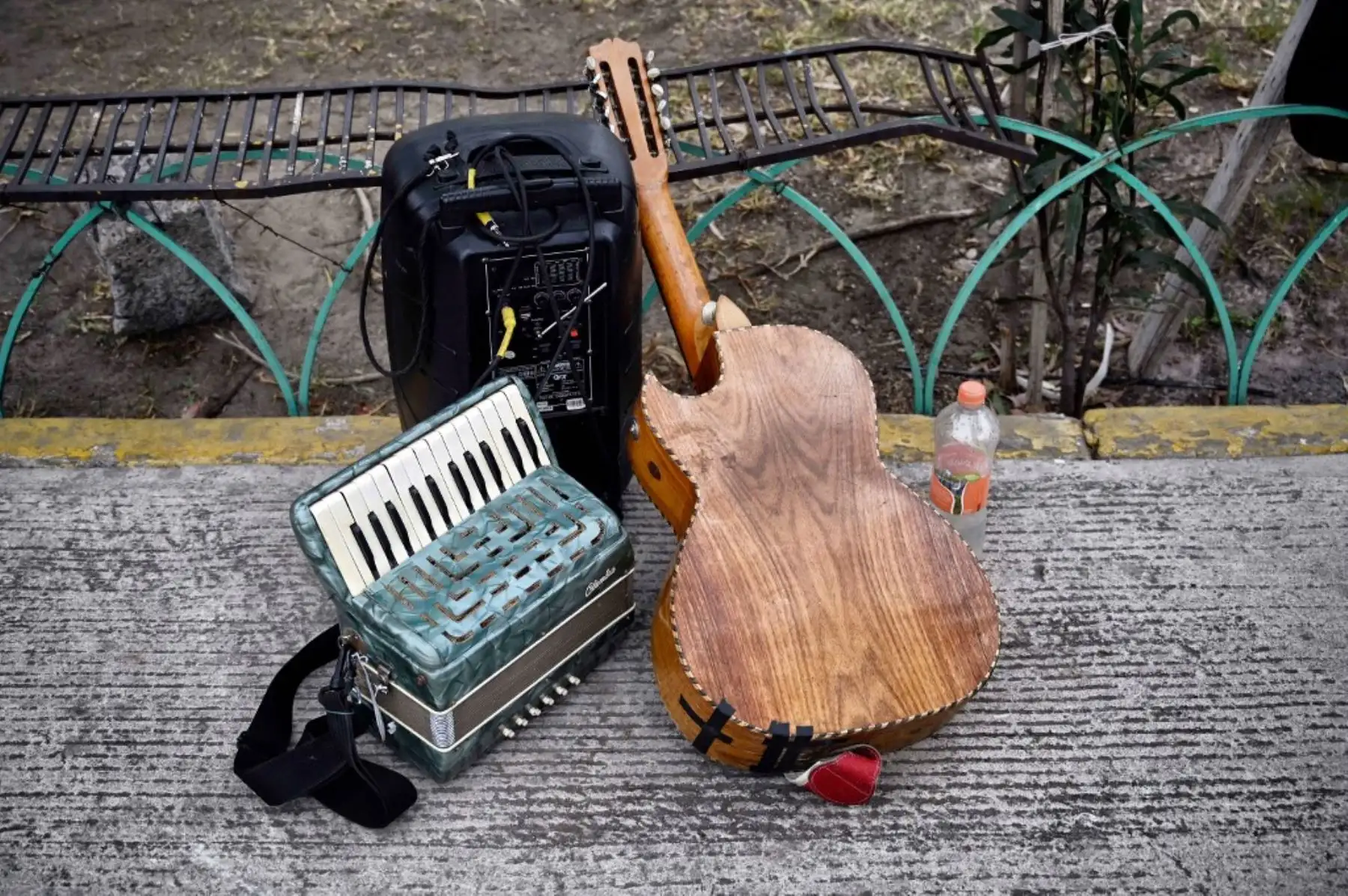 Instrumentos de los músicos del género musical Norteno en el Panteón Municipal de Ciudad Nezahualcóyotl, en el Estado de México. Foto: AFP