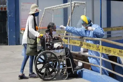 Las altas médicas (438) se otorgan a los pacientes internados en los establecimientos de salud, y las altas epidemiológicas corresponden a quienes cumplieron el periodo de aislamiento domiciliario. ANDINA/Difusión