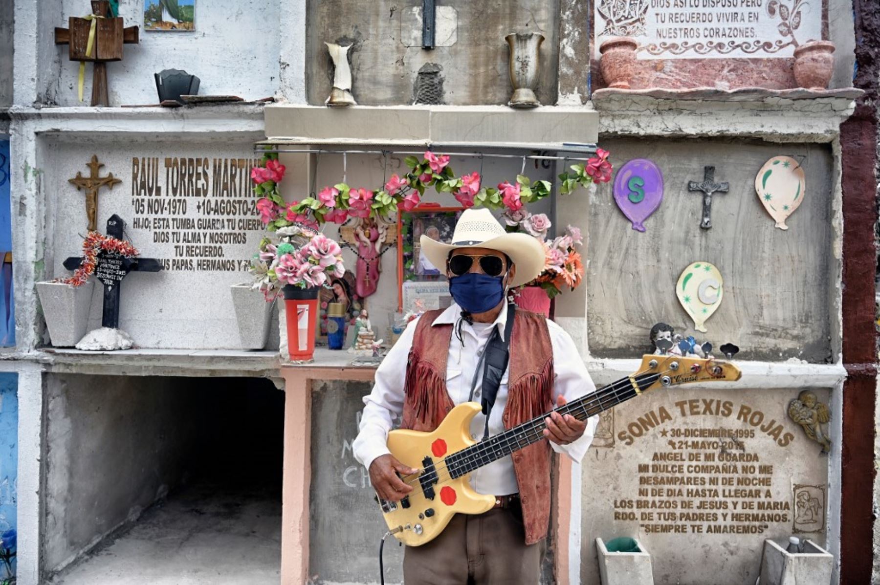 Roberto Maldonado posa para un retrato mientras espera un funeral para poder ofrecer sus servicios en el Panteón Municipal de Ciudad Nezahualcóyotl, en el Estado de México. Foto: AFP