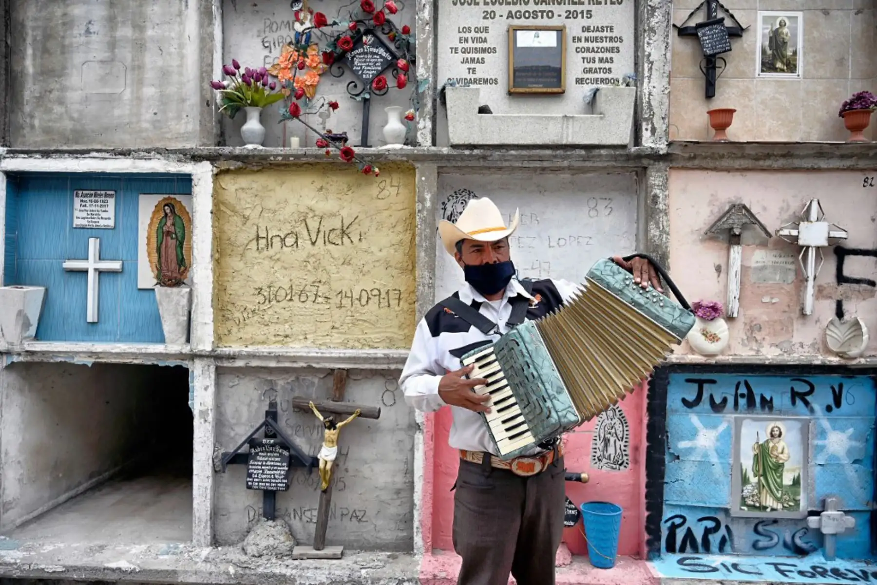 Israel Mundo, músico del género musical Norteño, posa para un retrato mientras espera un funeral para poder ofrecer sus servicios en el Panteón Municipal de Ciudad Nezahualcóyotl, en Mexico. Foto: AFP