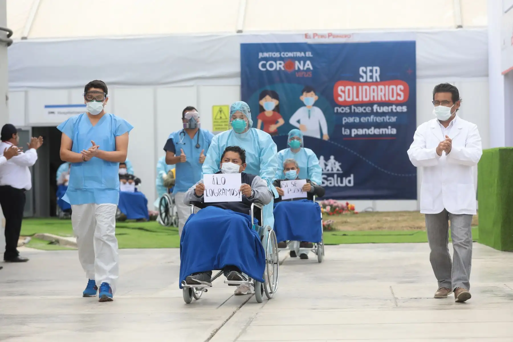 Un total de 19 pacientes, quienes permanecían internados en el Centro de Aislamiento Villa Mongrut de EsSalud, en San Miguel, lograron su alta médica tras superar el COVID-19. Foto: ANDINA/EsSalud