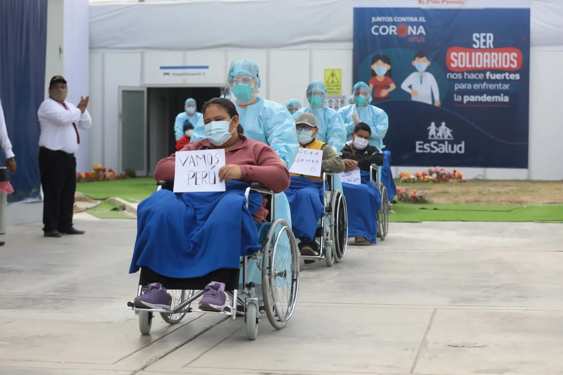 Un total de 19 pacientes, quienes permanecían internados en el Centro de Aislamiento Villa Mongrut de EsSalud, en San Miguel, lograron su alta médica tras superar el COVID-19. Foto: ANDINA/EsSalud