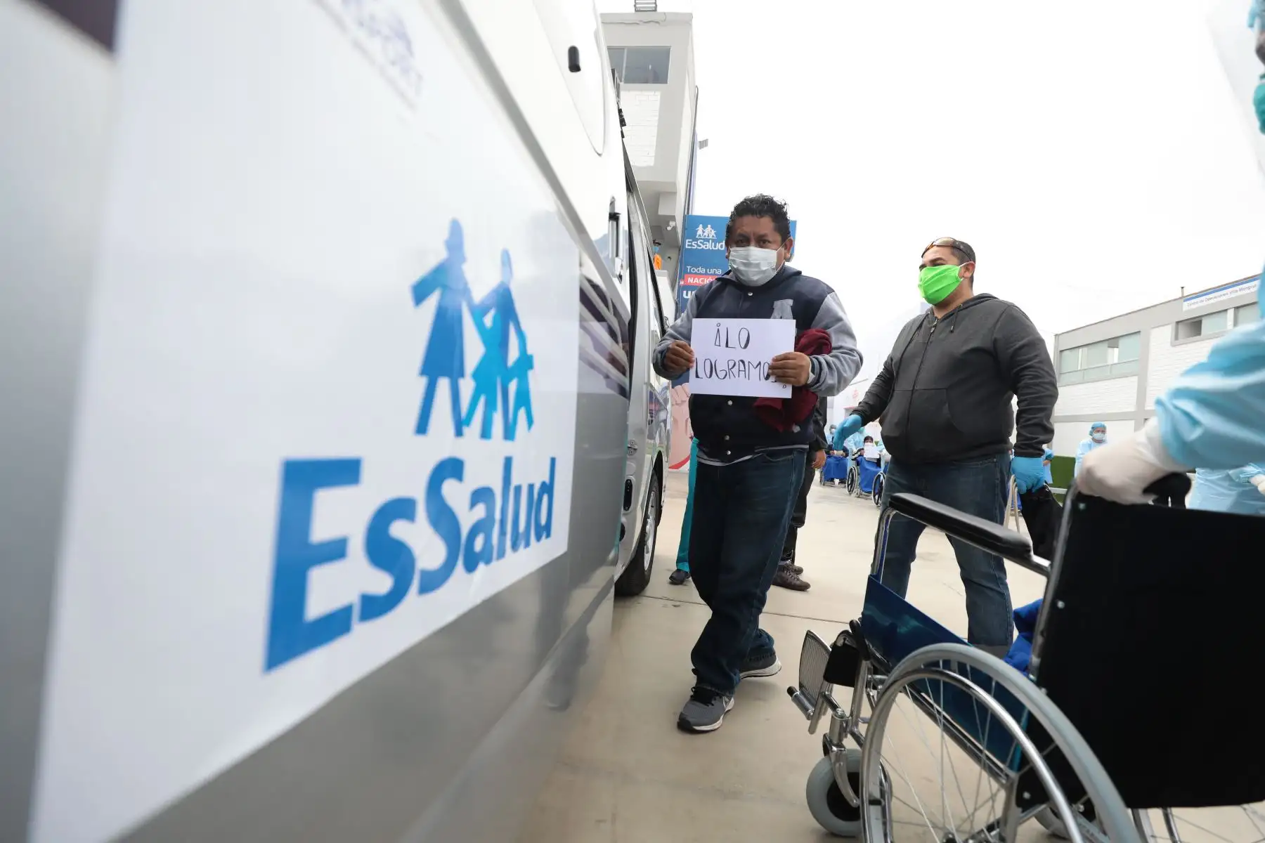 Un total de 19 pacientes, quienes permanecían internados en el Centro de Aislamiento Villa Mongrut de EsSalud, en San Miguel, lograron su alta médica tras superar el COVID-19. Foto: ANDINA/EsSalud