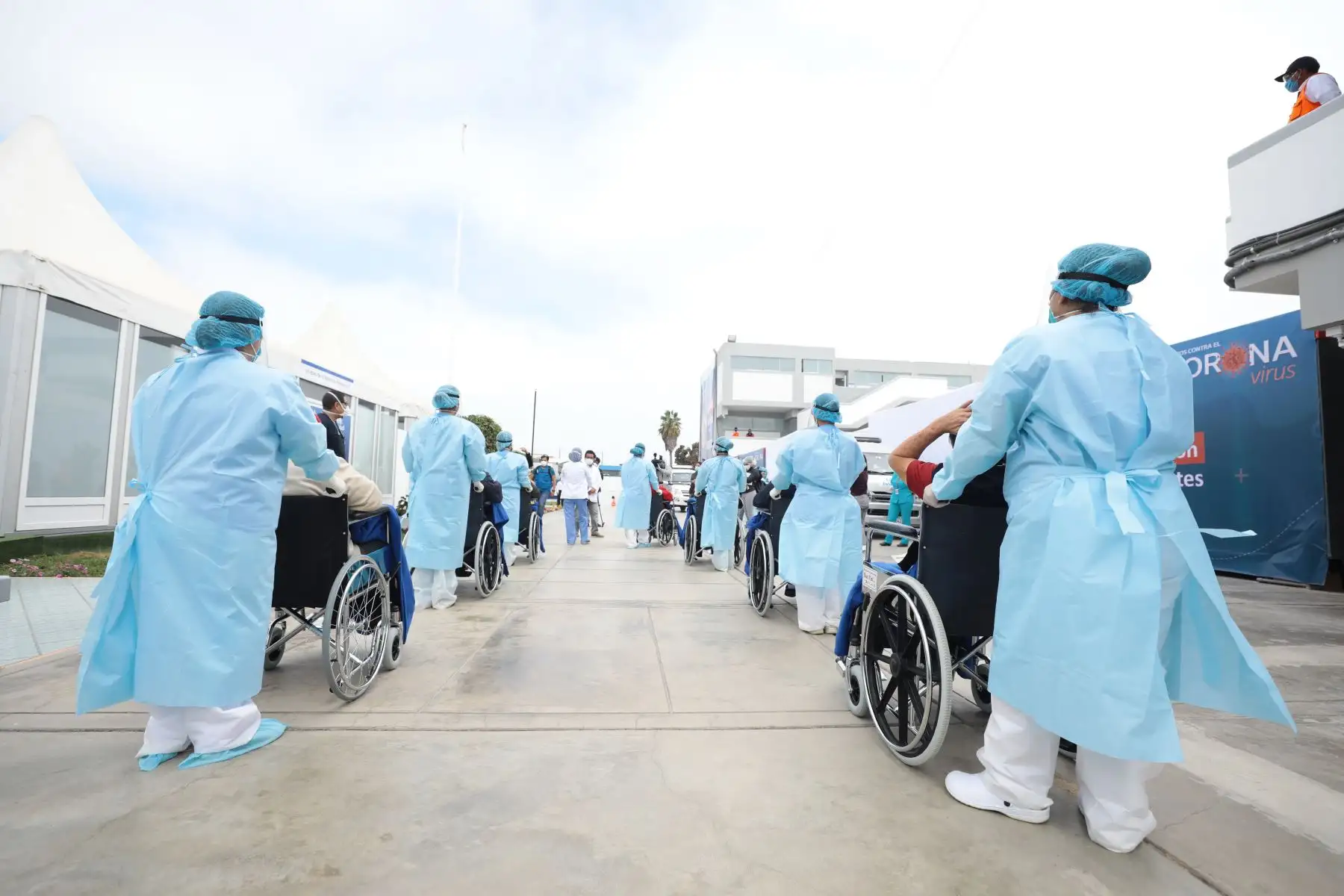 Un total de 19 pacientes, quienes permanecían internados en el Centro de Aislamiento Villa Mongrut de EsSalud, en San Miguel, lograron su alta médica tras superar el COVID-19. Foto: ANDINA/EsSalud