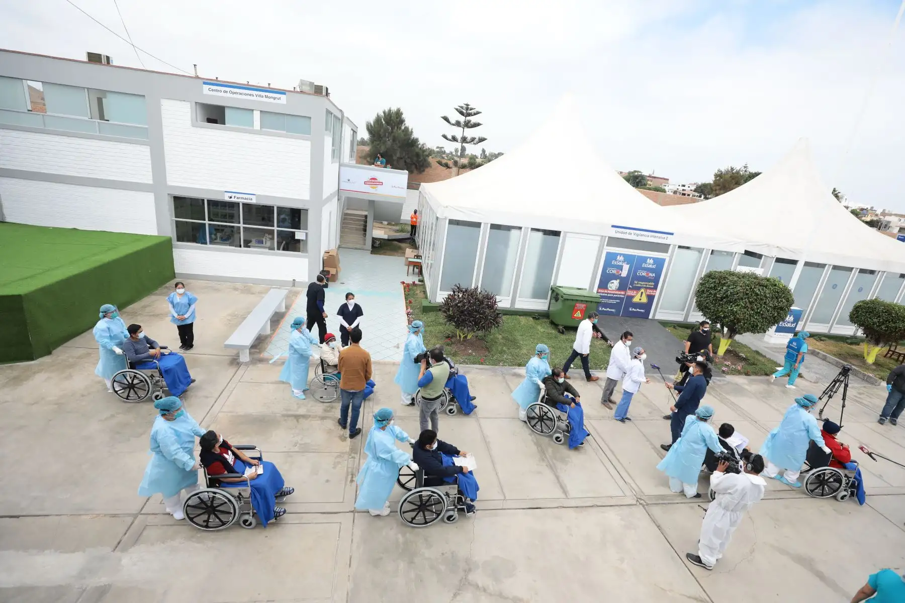 Un total de 19 pacientes, quienes permanecían internados en el Centro de Aislamiento Villa Mongrut de EsSalud, en San Miguel, lograron su alta médica tras superar el COVID-19. Foto: ANDINA/EsSalud