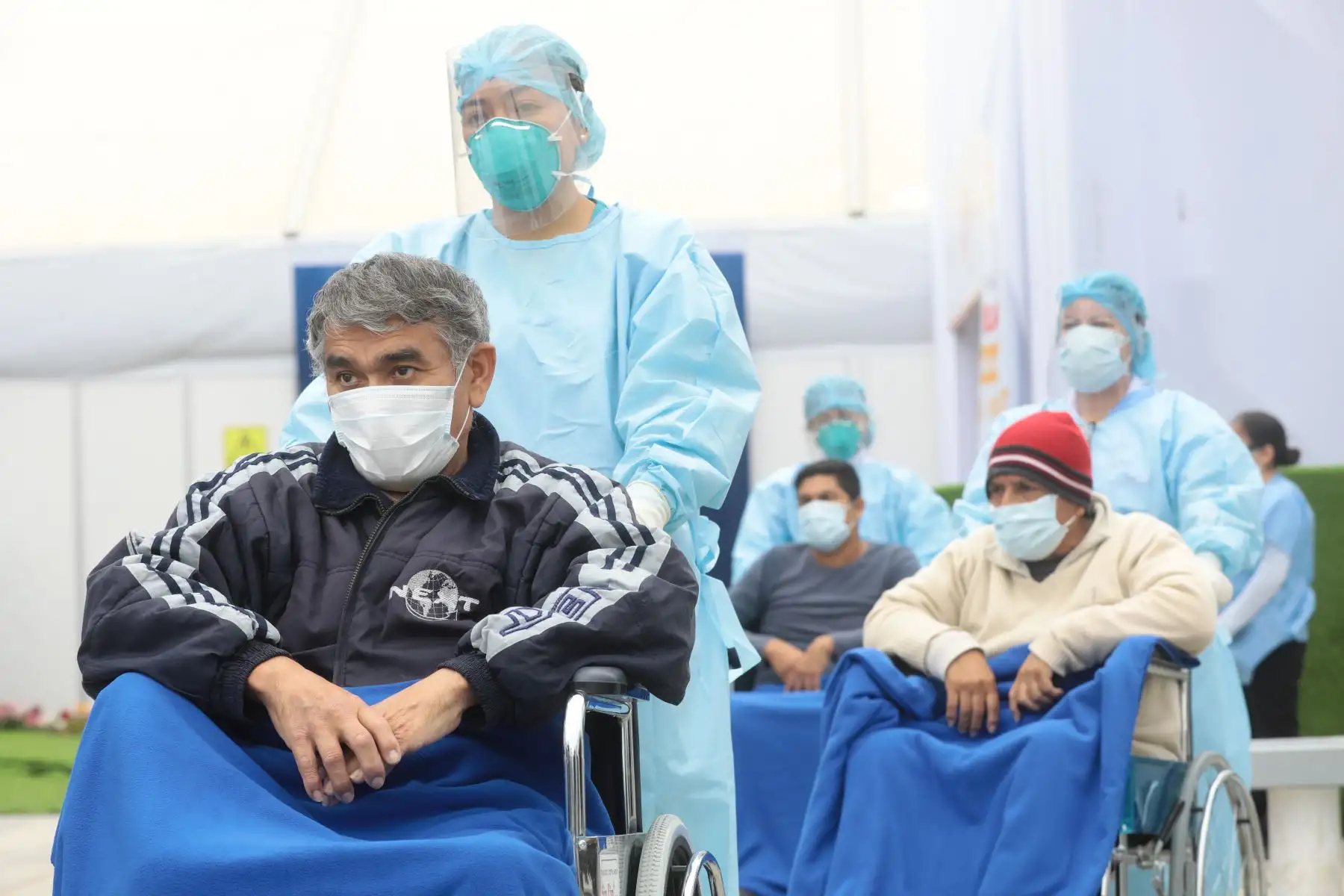 Un total de 19 pacientes, quienes permanecían internados en el Centro de Aislamiento Villa Mongrut de EsSalud, en San Miguel, lograron su alta médica tras superar el COVID-19. Foto: ANDINA/EsSalud